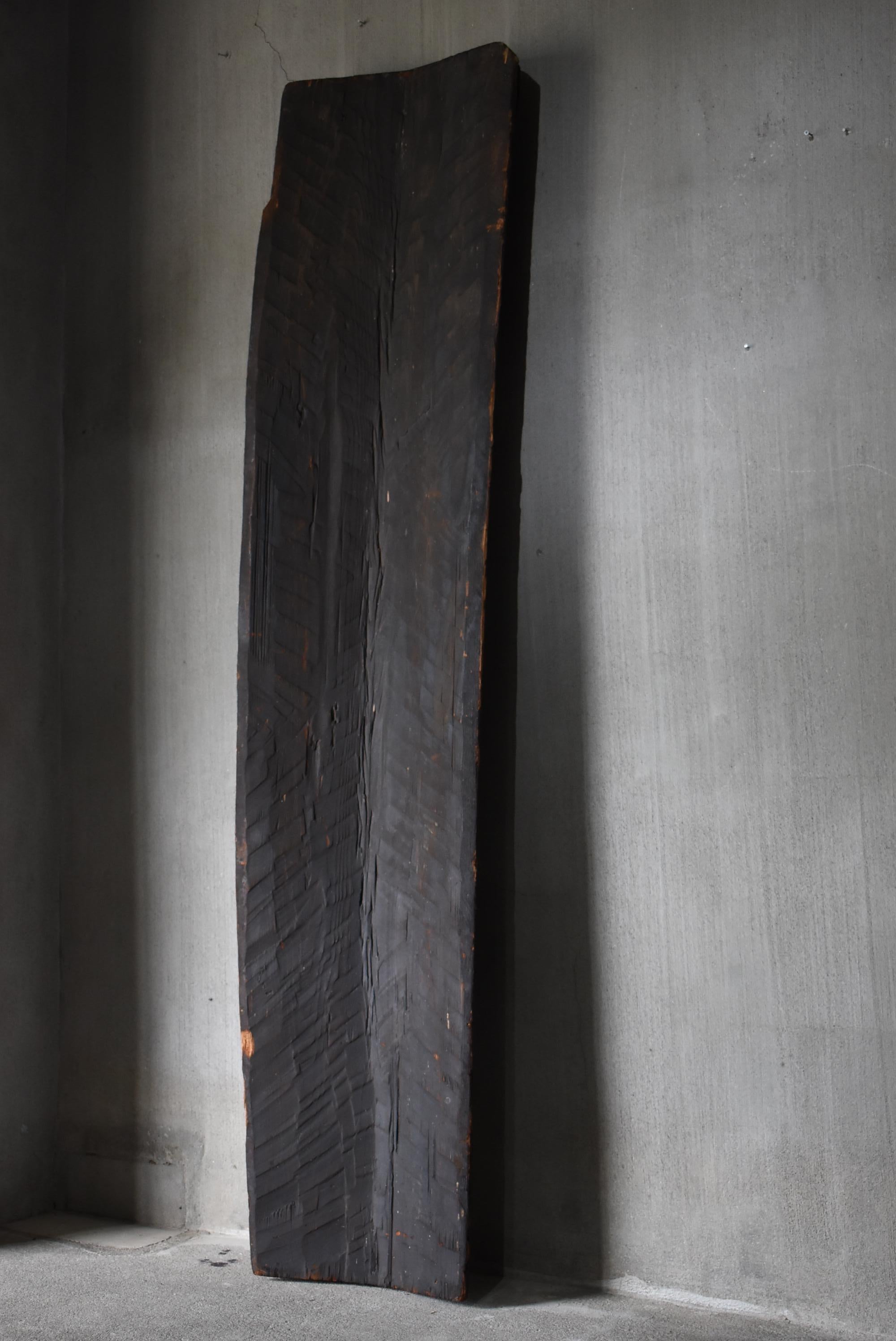 Dies ist eine sehr alte japanische Holzkrippe.
Sie stammt aus der Edo-Periode (1800-1860er Jahre).
Das MATERIAL ist Zedernholz.
Diese Krippe wird nur in einigen Gebieten in der japanischen Region Tohoku hergestellt.
Es handelt sich um eine äußerst