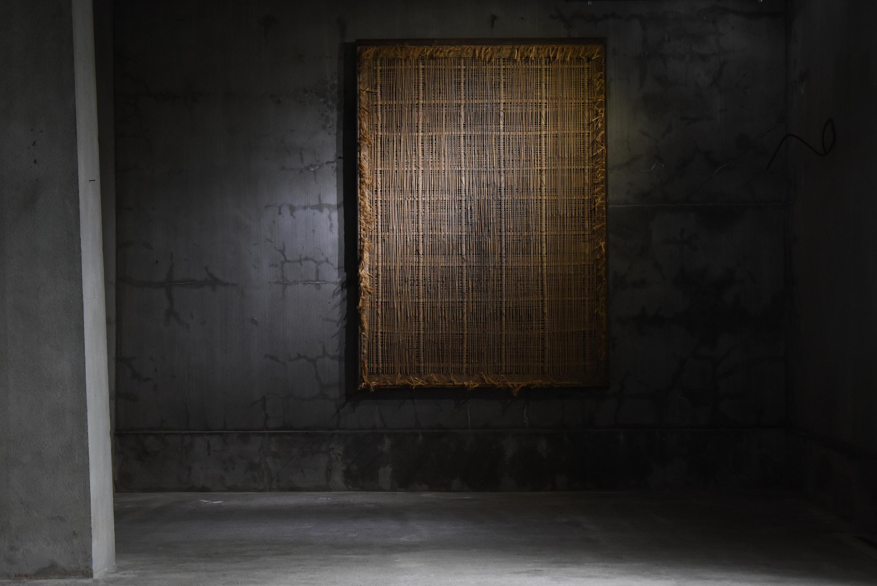 Il s'agit d'une grande porte antique takekomai (latte de bambou tressée) du Japon, fabriquée pendant la période Meiji (1860-1900). Il est fabriqué à partir de bois de châtaignier, de bambou et de paille. Recouvert de plâtre et d'argile, il servait à