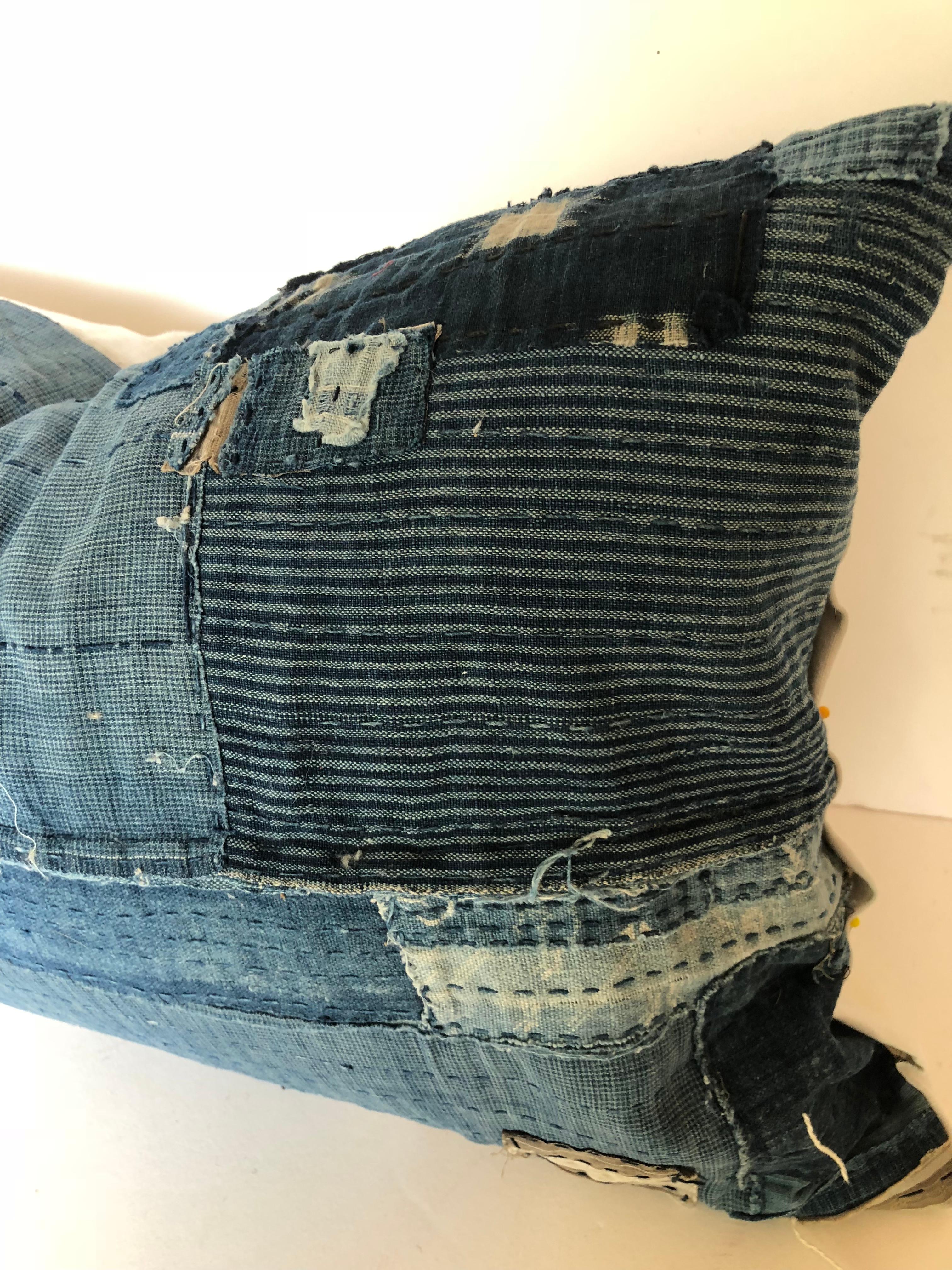 Japanese Antique Indigo Hand Loomed Cotton Boro Pillow with Sashiko Stitching In Fair Condition For Sale In Glen Ellyn, IL