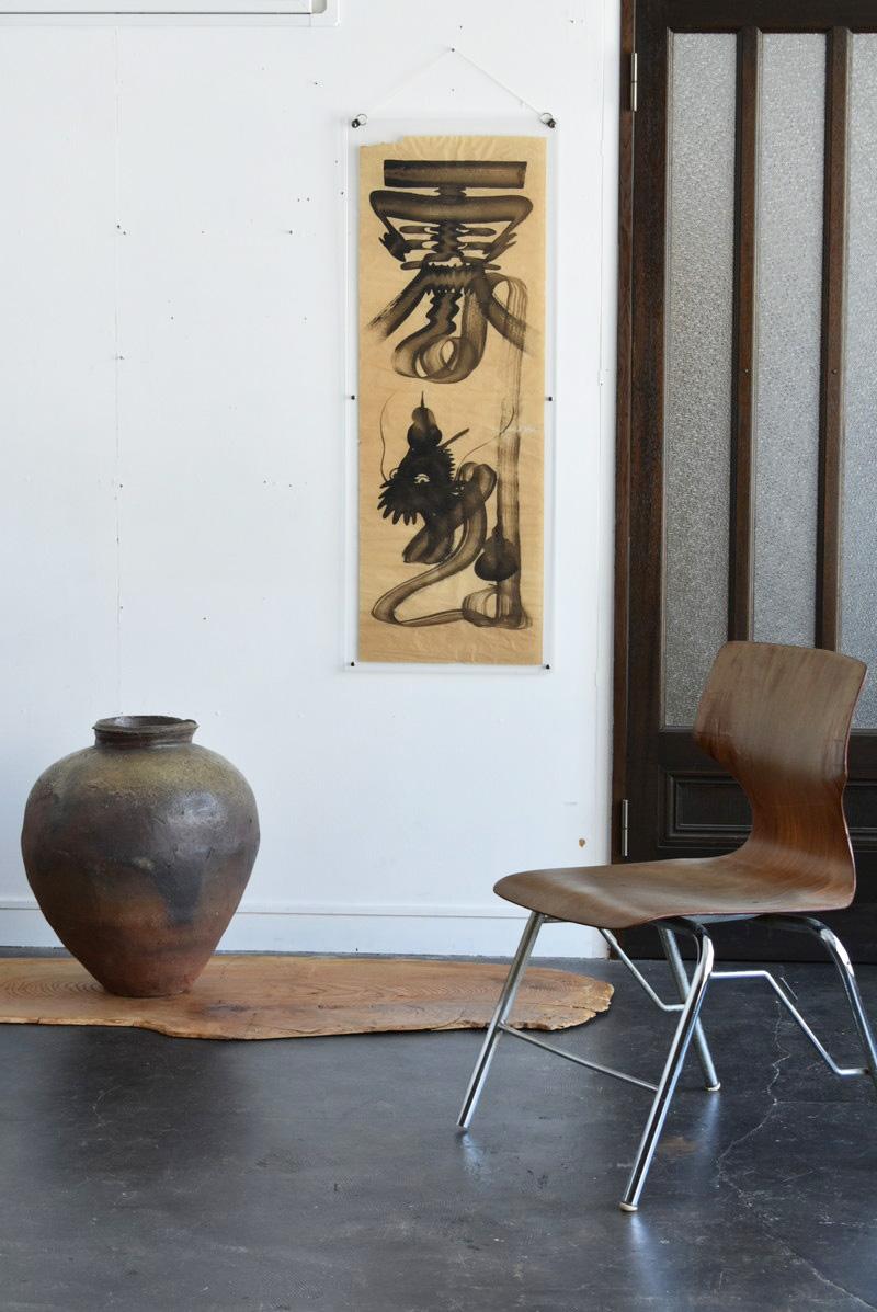 We have a unique Japanese aesthetic sense.
And only we can introduce unique items through our purchasing channels in Japan and the experience we have gained so far, in such a way that no one else can imitate.

It is an ink painting written after
