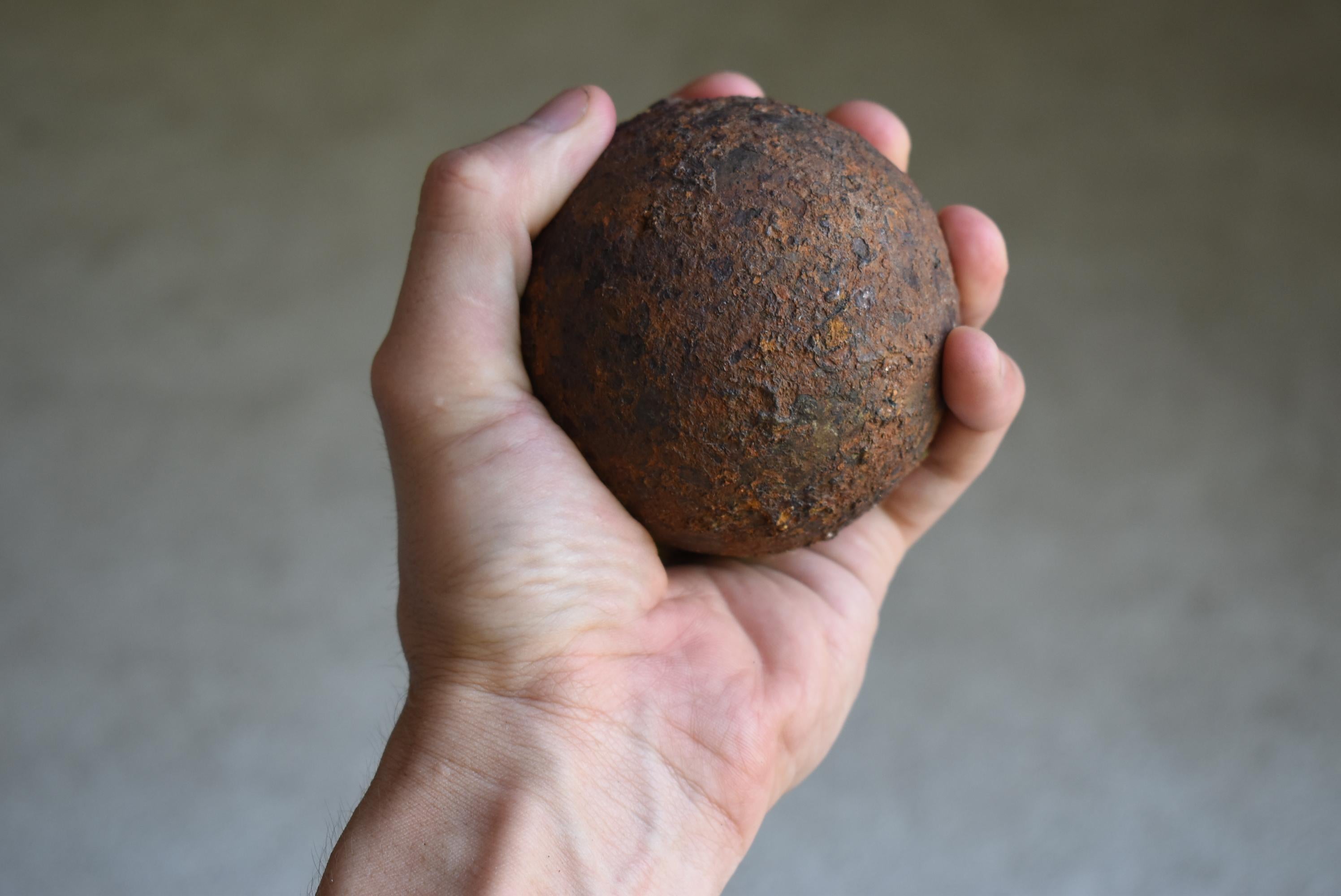It is an old Japanese rusty ball of iron.
It seems to have been an artillery shell from the war era.

I assume it is a pre-war (1900s-1940s) artillery shell.
Very rare item.

The texture of rusted iron is beautiful.

Please enjoy the world