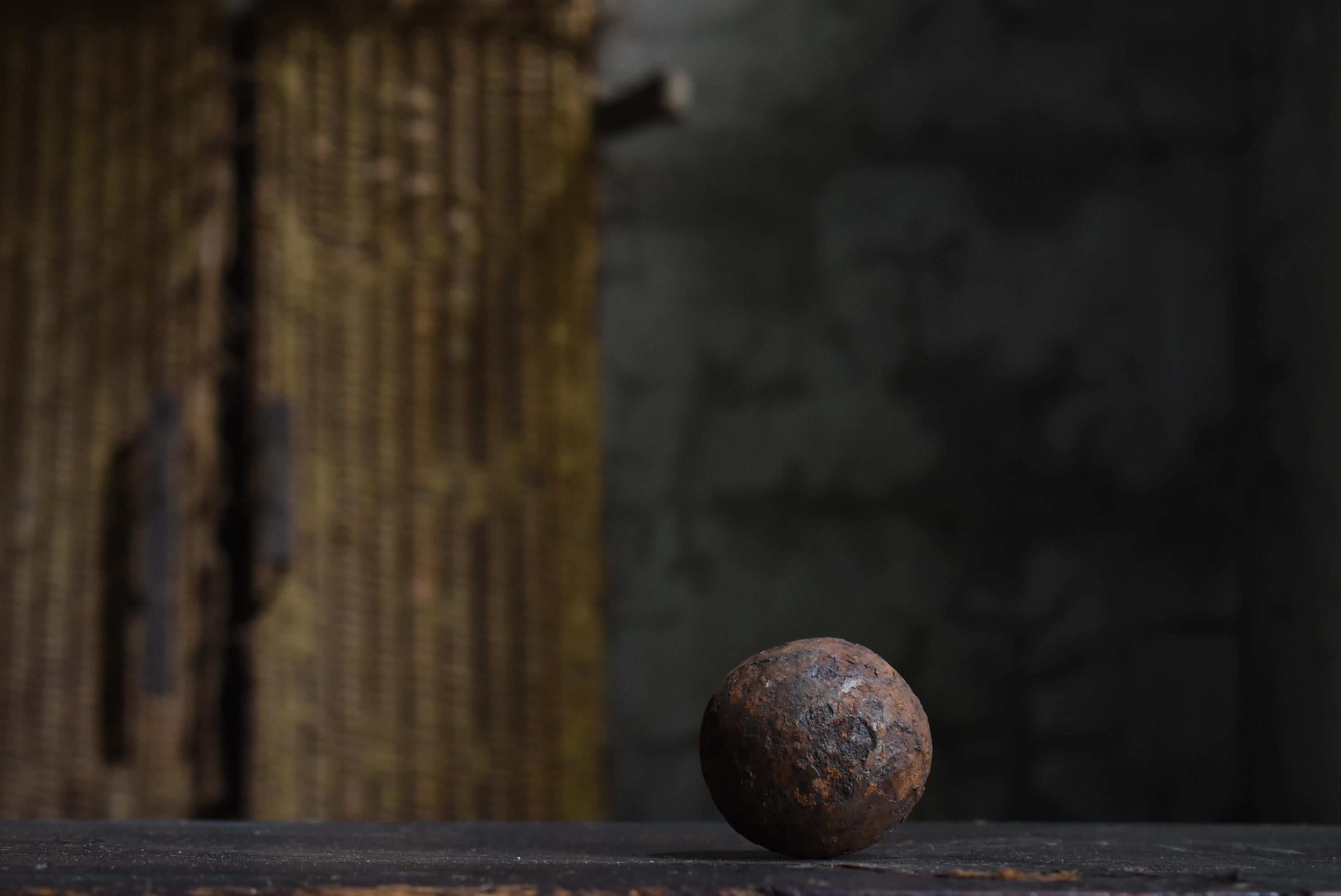 C'est une très vieille boule de fer rouillée japonaise.
Il semble qu'il s'agisse d'un obus d'artillerie de guerre.

On estime qu'il s'agit d'un obus d'artillerie d'avant-guerre (années 1900-1940).
Il s'agit d'un article très rare.

La texture du fer