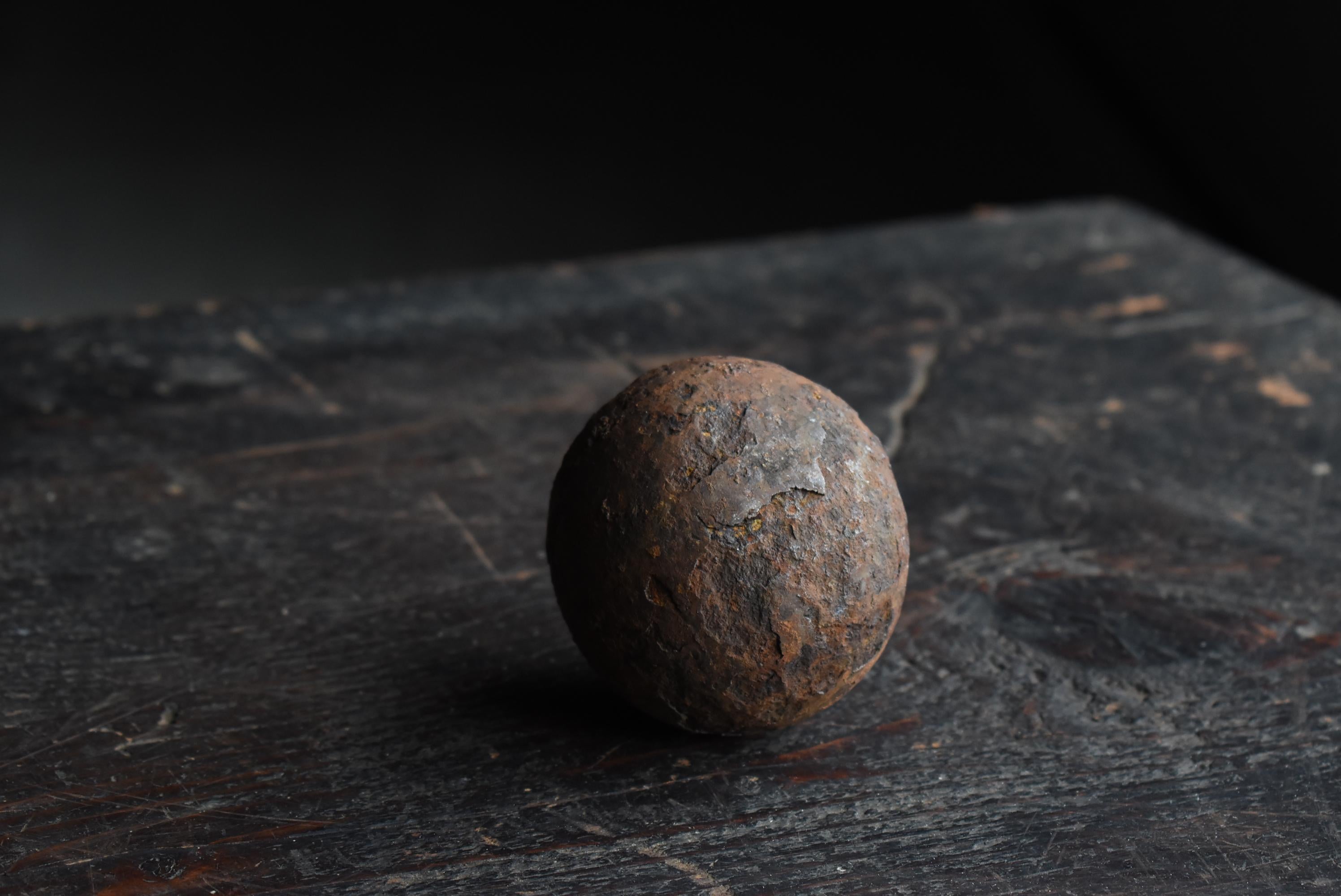 Showa Balle en acier japonaise ancienne « Shell » des années 1900-1940 / Objet en acier figuré Wabi Sabi