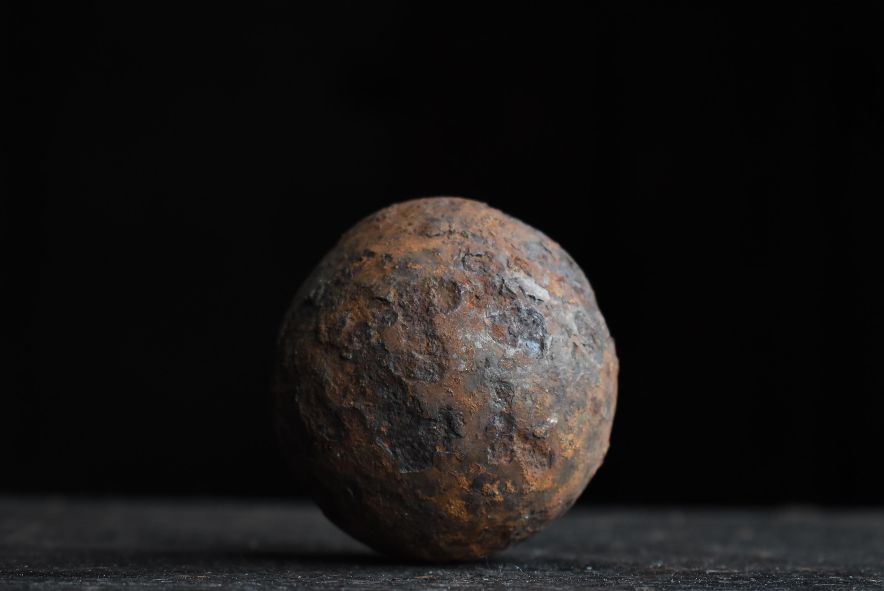 Japonais Balle en acier japonaise ancienne « Shell » des années 1900-1940 / Objet en acier figuré Wabi Sabi