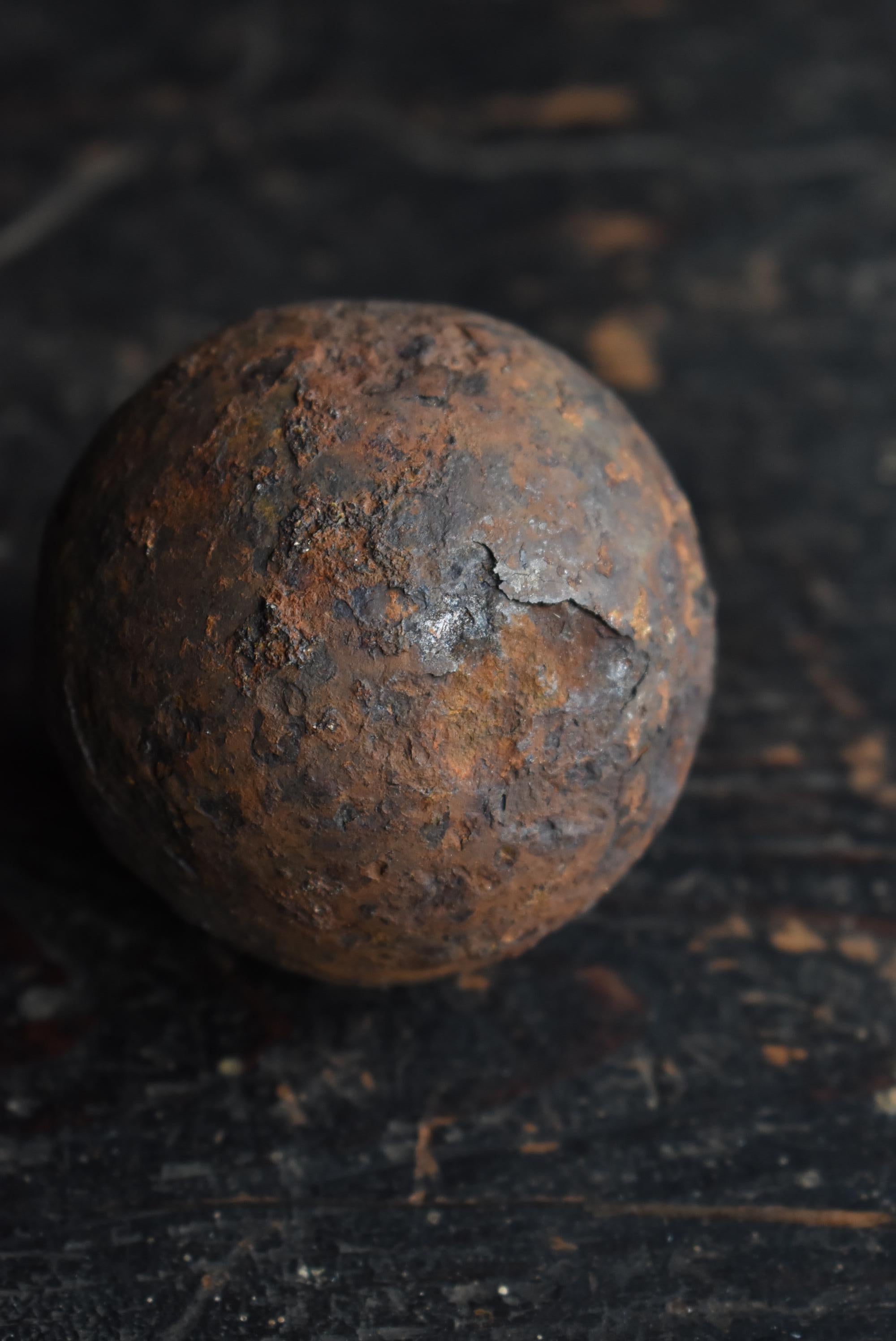 20ième siècle Balle en acier japonaise ancienne « Shell » des années 1900-1940 / Objet en acier figuré Wabi Sabi