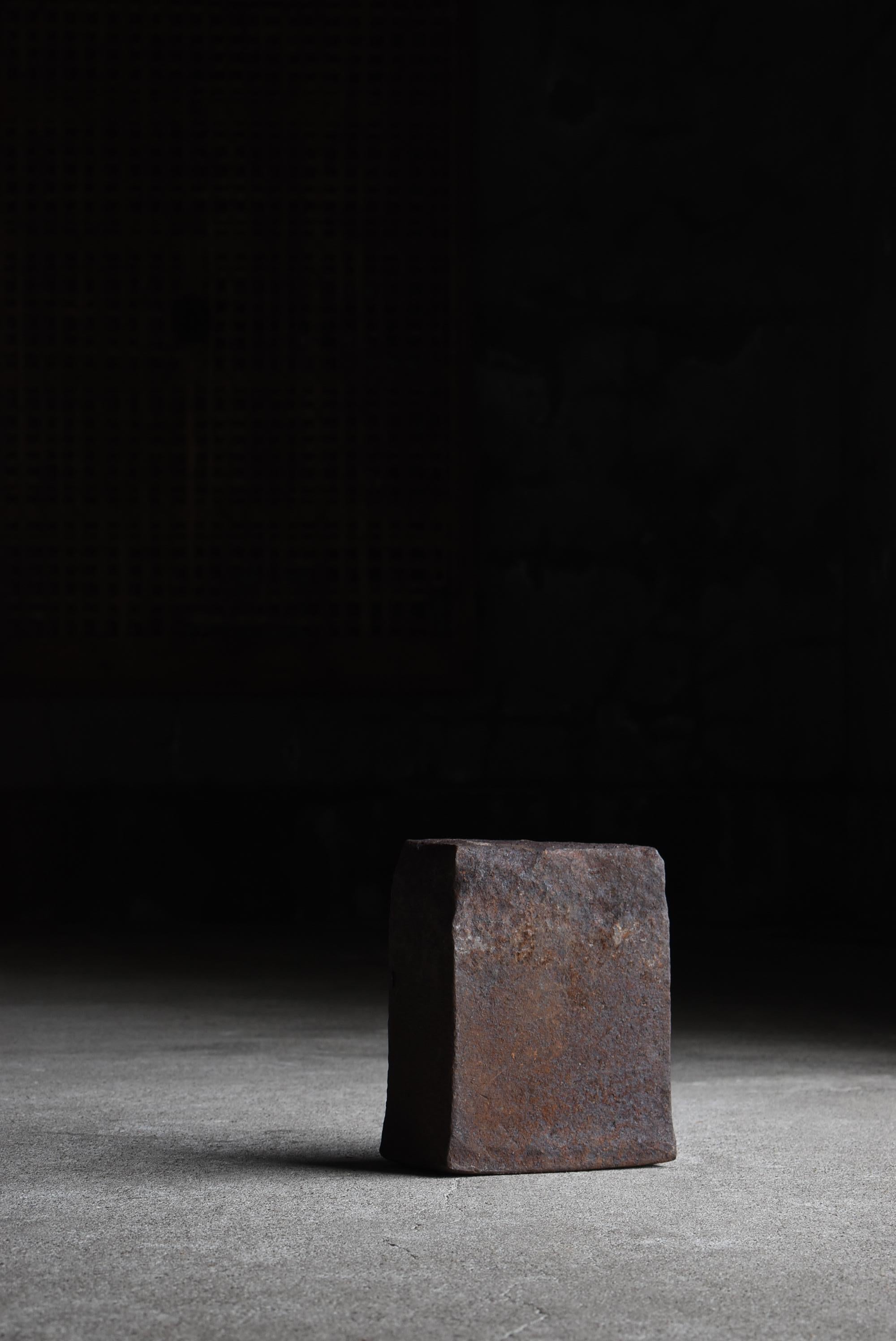 Es ist ein sehr alter Eisenblock.
Es stammt aus der frühen Showa-Periode (1920er-1940er Jahre).

Gewicht: ca. 50 kg.

Es wurde als Werkzeug für Stahlarbeiter verwendet.
Sie vergruben ihn in der Erde und schlugen Eisenwaren auf diesen Block.
Die