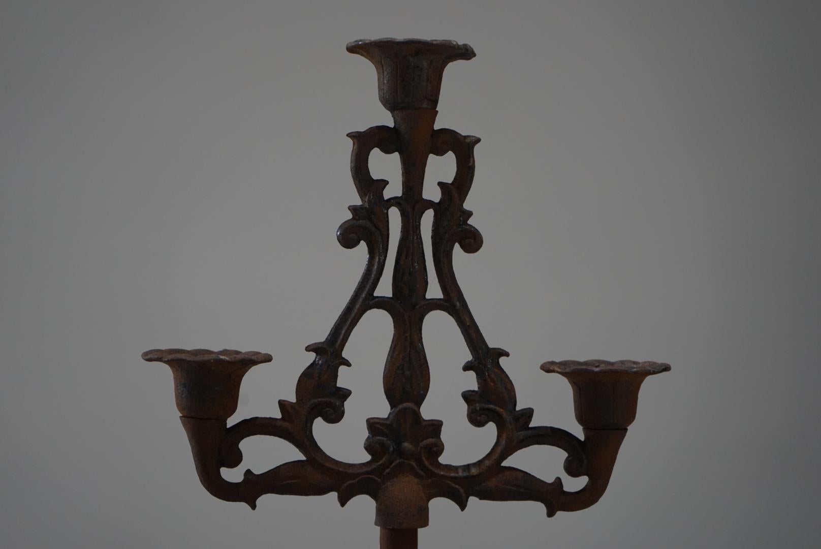 This is an old Japanese candlestick.
The decoration and the rusted iron look are lovely.

We will always suggest the best shipping method.
Please contact us first.

We also introduce many other Japanese antique furniture and objects collected from