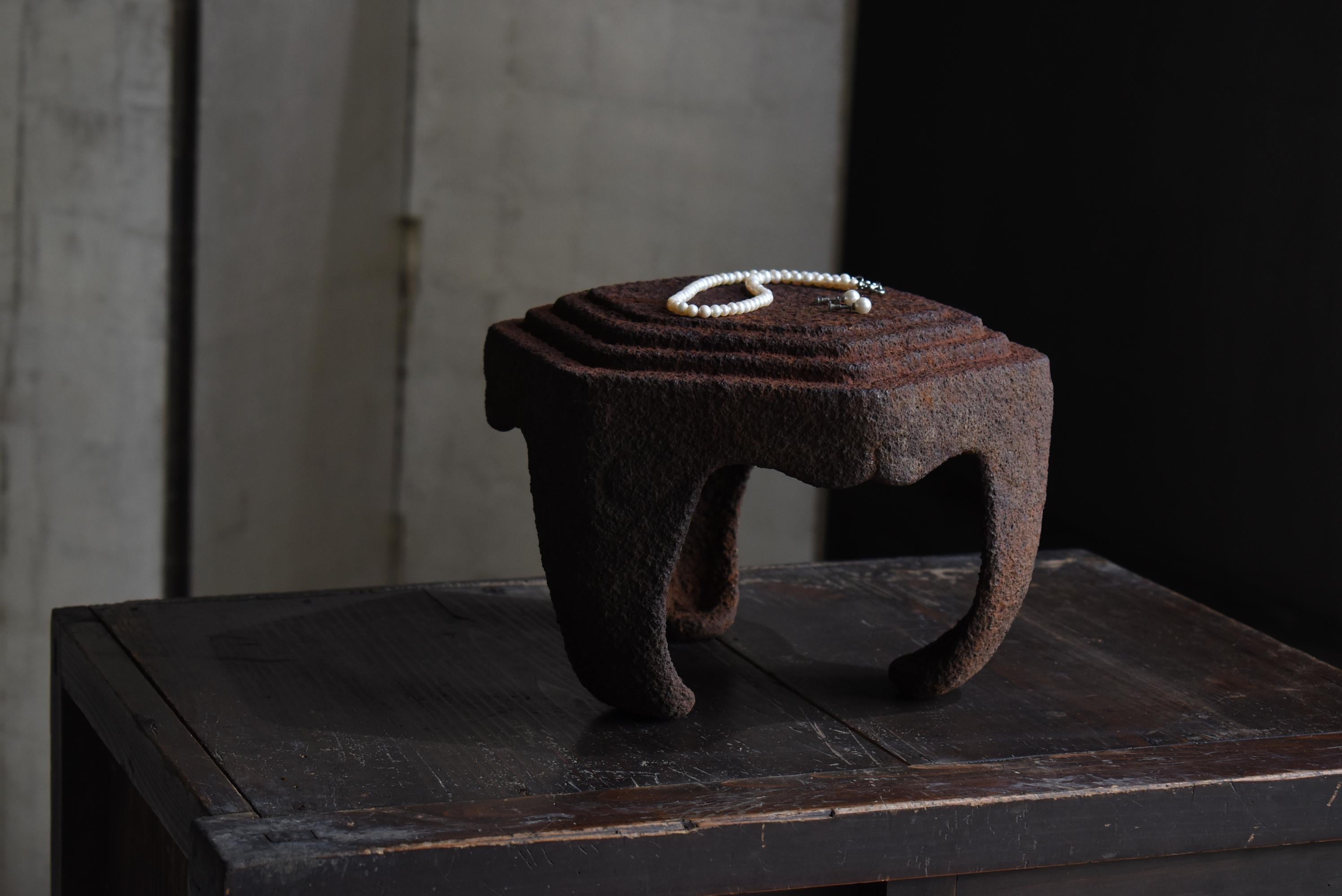 Japanese iron display stand.
This item is from the early Showa period (1900s-1940s).
Rust has accumulated over time, giving it a wonderful texture.
It is ideal for a variety of displays.

This item evokes the spirit of wabi-sabi, the Japanese