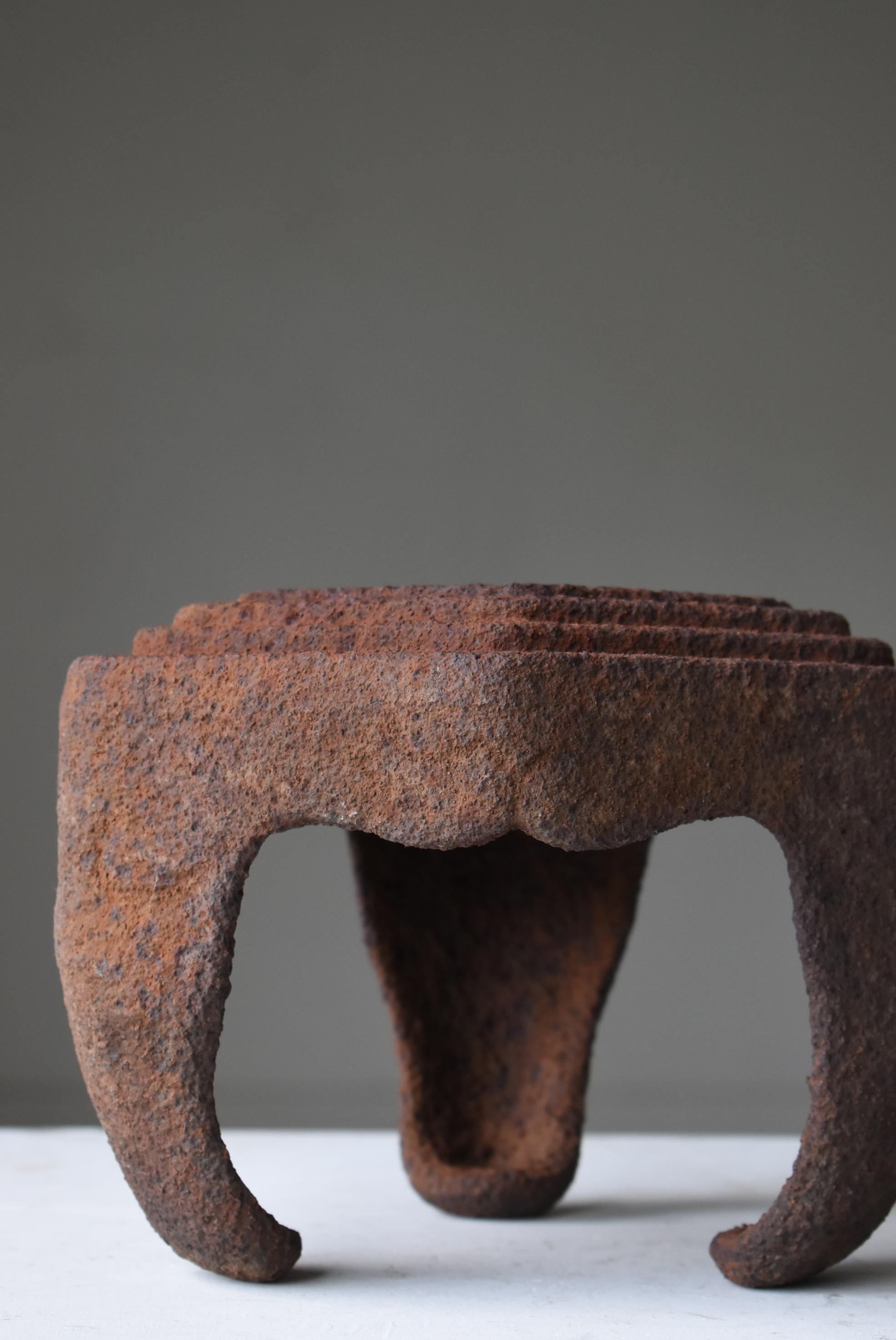 Japanese Antique Iron Display Stand 1900s-1940s / Wabisabi In Good Condition In Sammu-shi, Chiba