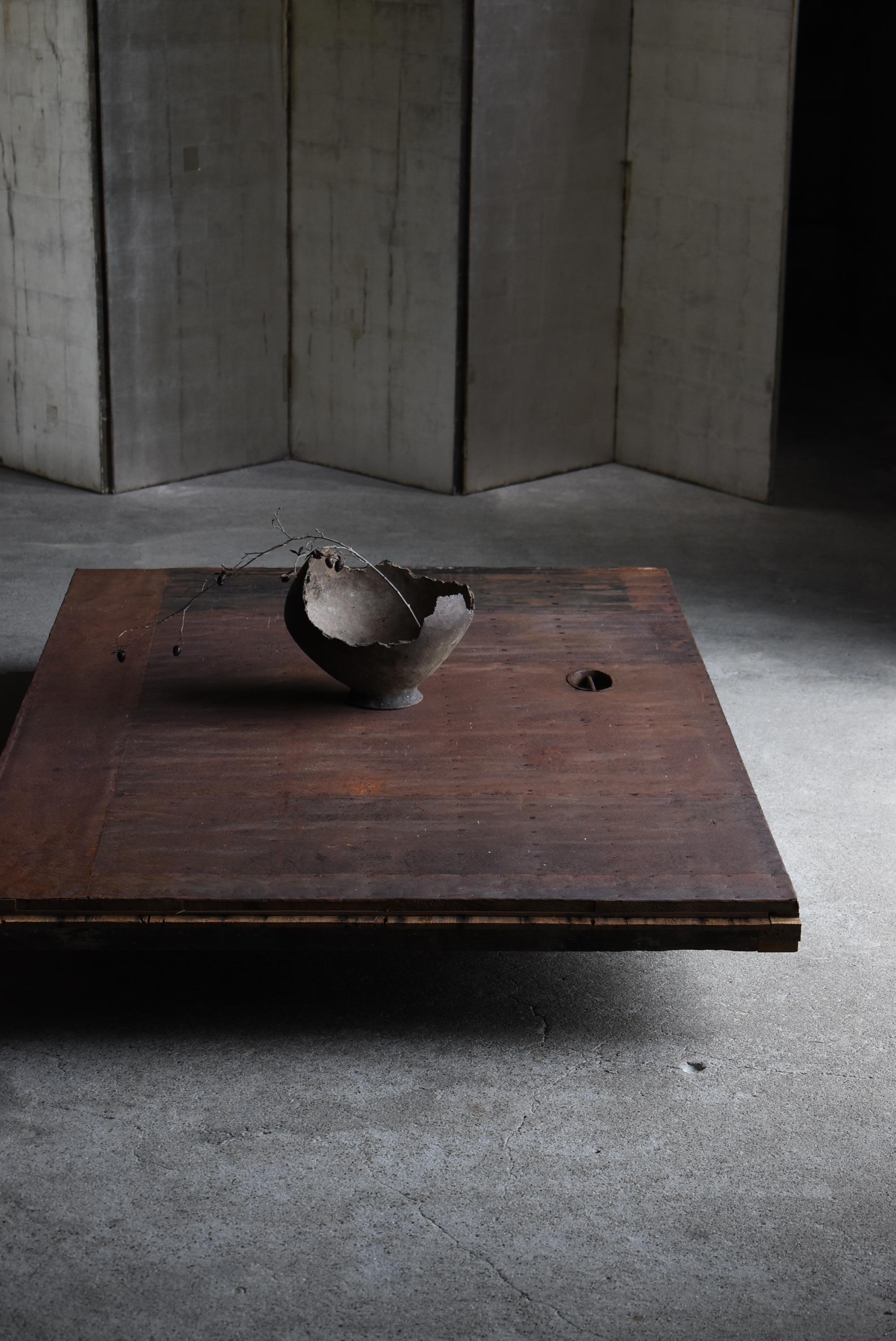 This account is made up of five companies,
I specialize in selecting carefully selected items, specializing in Japanese antiques.
Based on my 20 years of experience, I offer a unique perspective on Japanese antiques.

This is a very old door made in