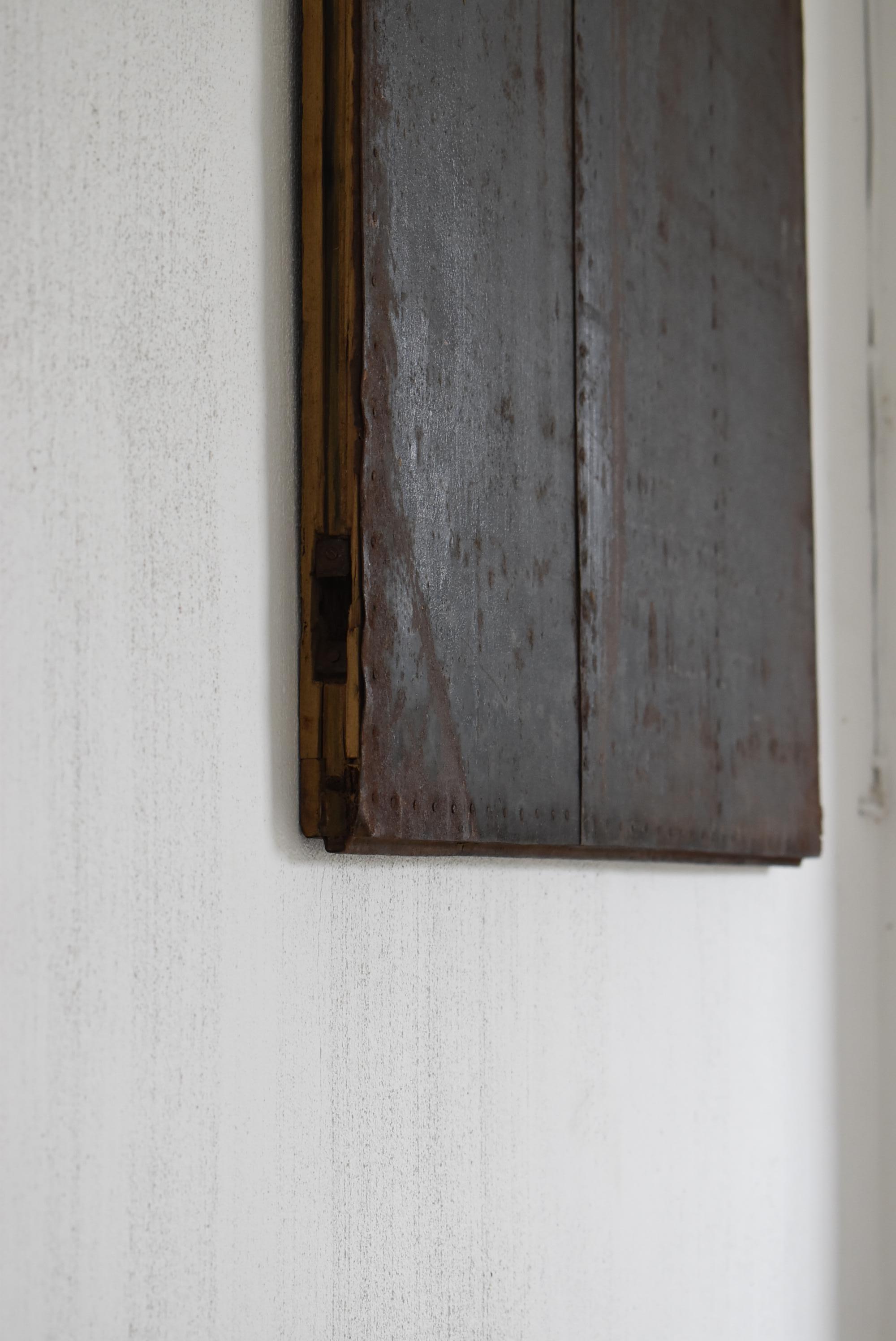 Antike japanische eisenverkleidete japanische Tür „Wanddekoration“ 1860er-1920er Jahre / Wabi Sabi (20. Jahrhundert) im Angebot