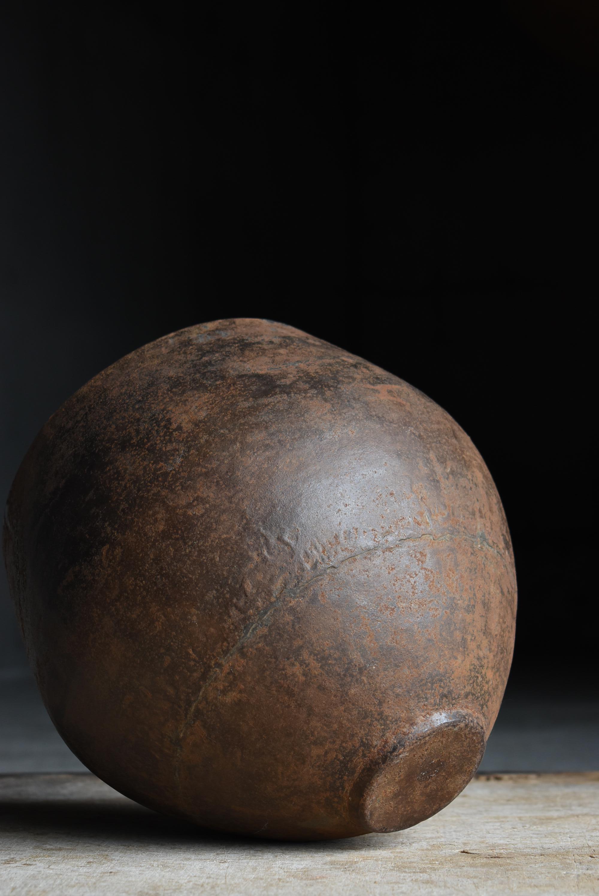 Antico vaso di ferro giapponese degli anni 1860-1920 / Vaso di fiori in acciaio Ciotola Wabisabi in vendita 3