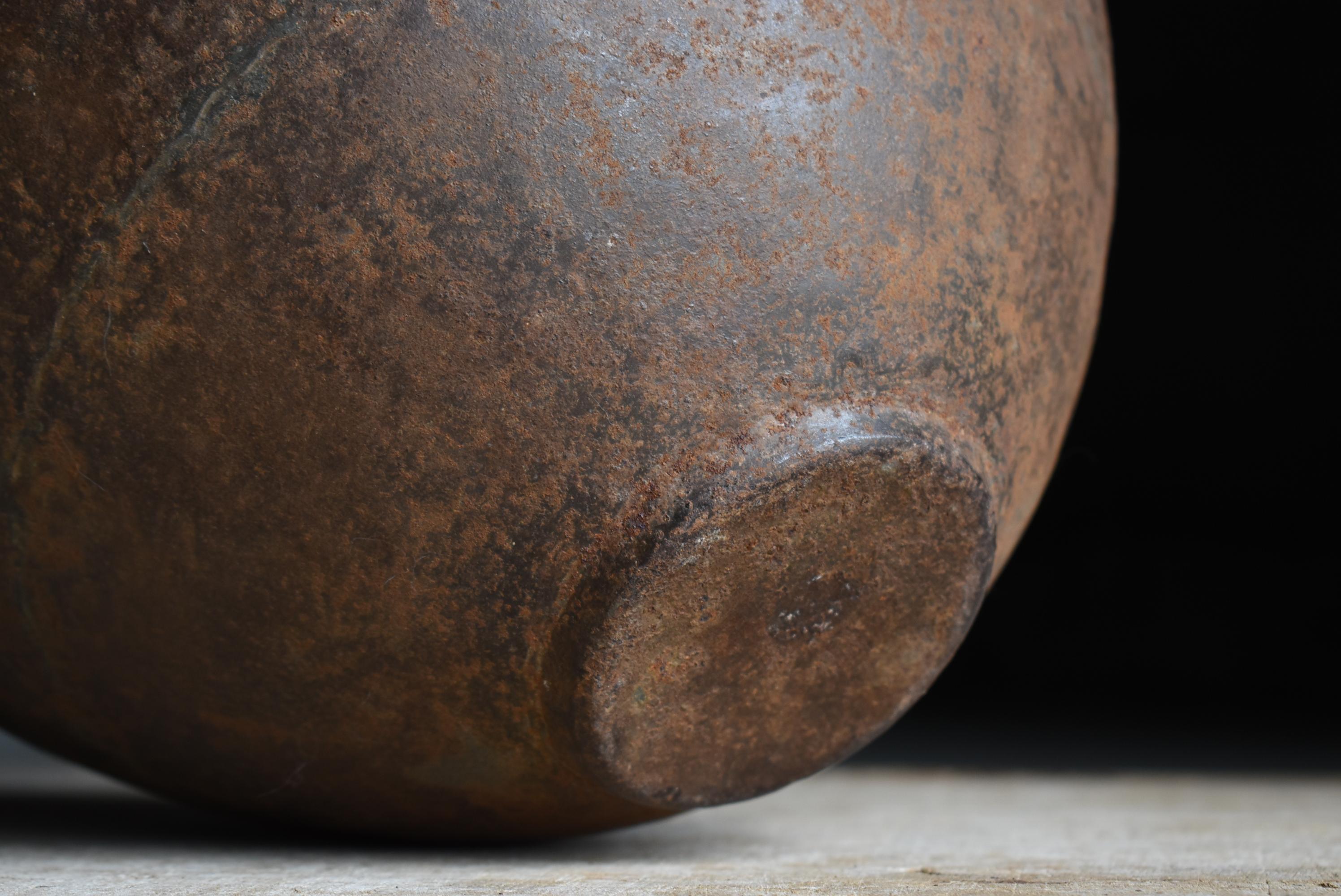 Antico vaso di ferro giapponese degli anni 1860-1920 / Vaso di fiori in acciaio Ciotola Wabisabi in vendita 4