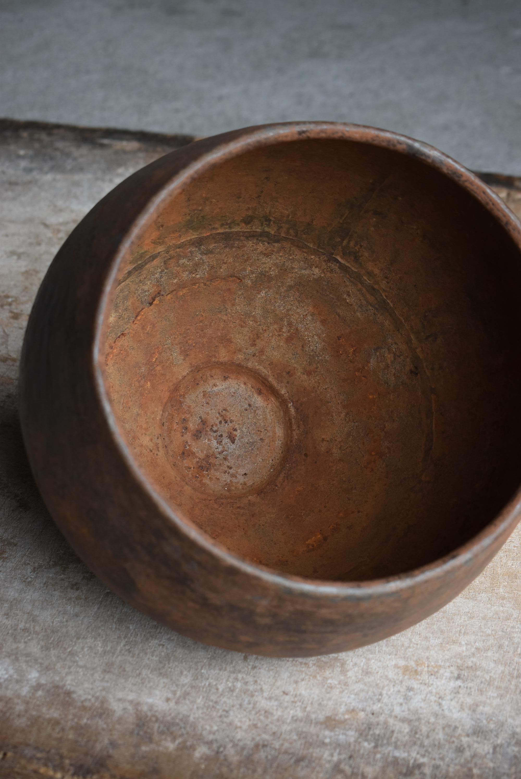 Antico vaso di ferro giapponese degli anni 1860-1920 / Vaso di fiori in acciaio Ciotola Wabisabi in vendita 5