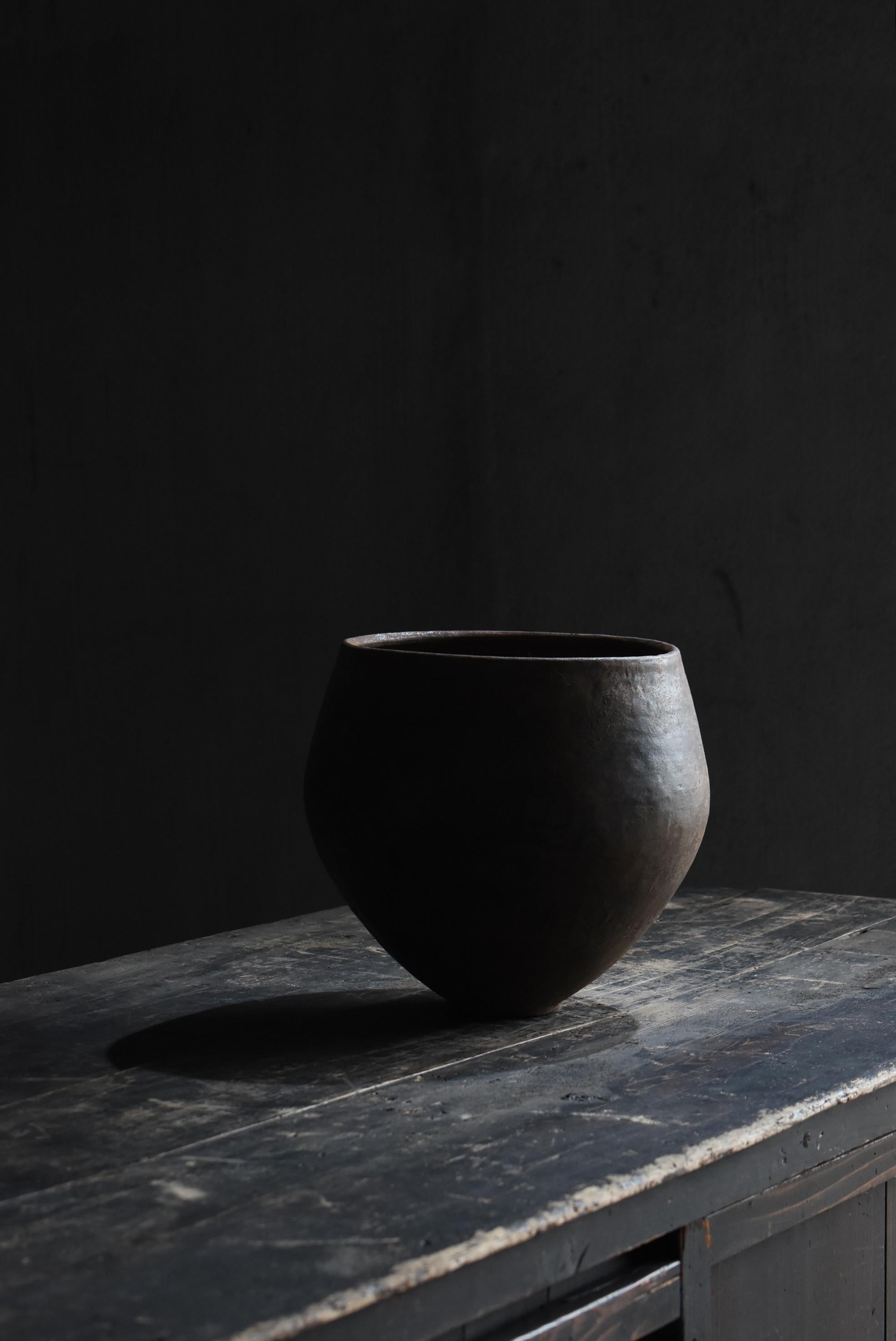 Antico vaso di ferro giapponese degli anni 1860-1920 / Vaso di fiori in acciaio Ciotola Wabisabi in vendita 6