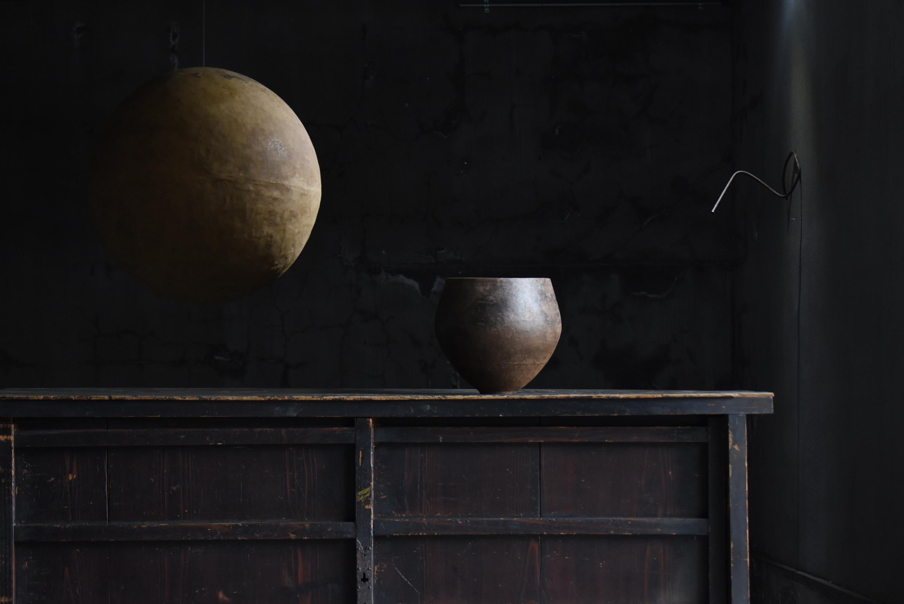 Si tratta di un antico contenitore giapponese in ferro, che si ritiene sia stato realizzato nel periodo Meiji-Taishō (1860-1920). Si tratta di uno dei pochi vasi in ferro superstiti di quell'epoca, oggi considerato piuttosto raro. Nel Giappone