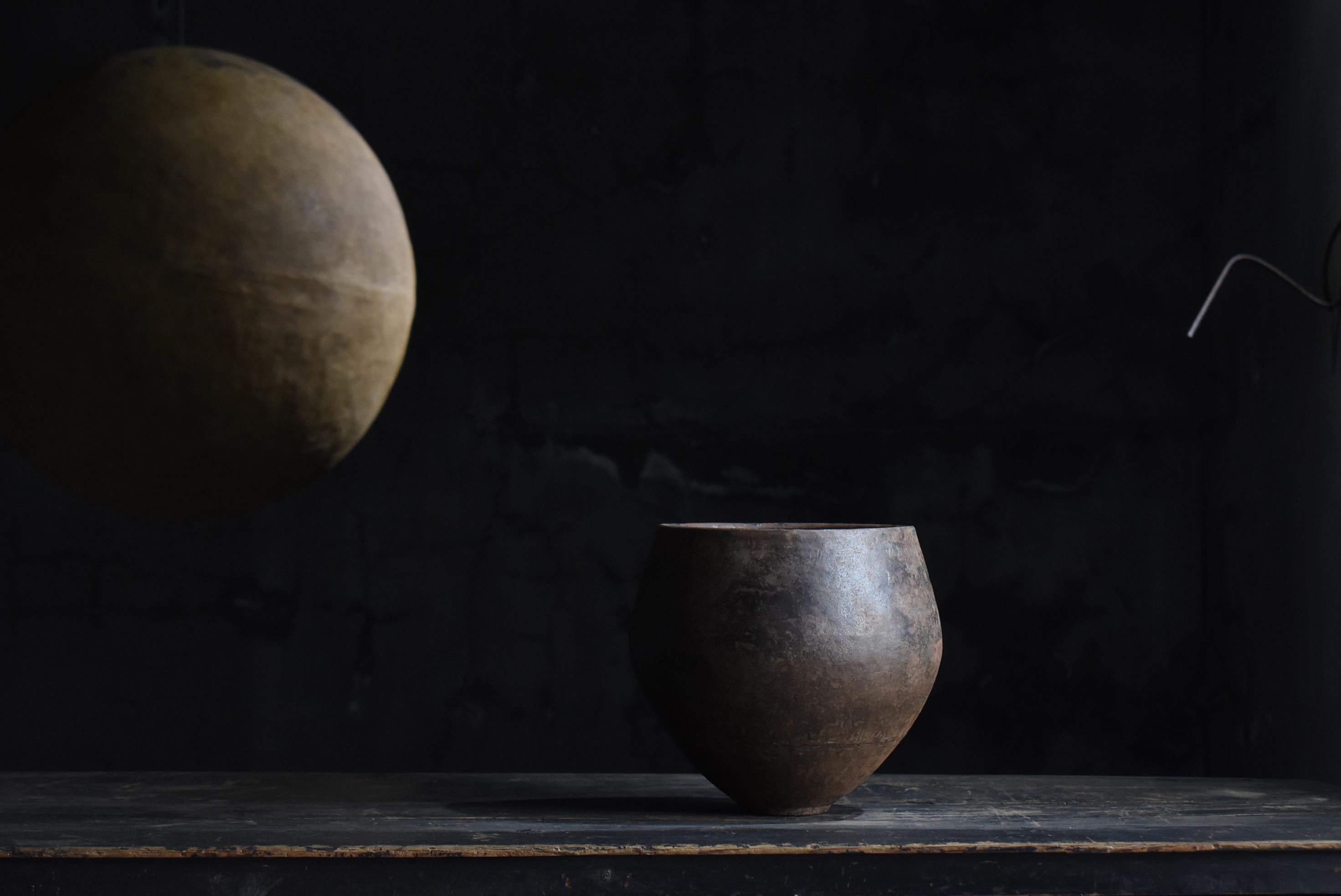 Meiji Antico vaso di ferro giapponese degli anni 1860-1920 / Vaso di fiori in acciaio Ciotola Wabisabi in vendita