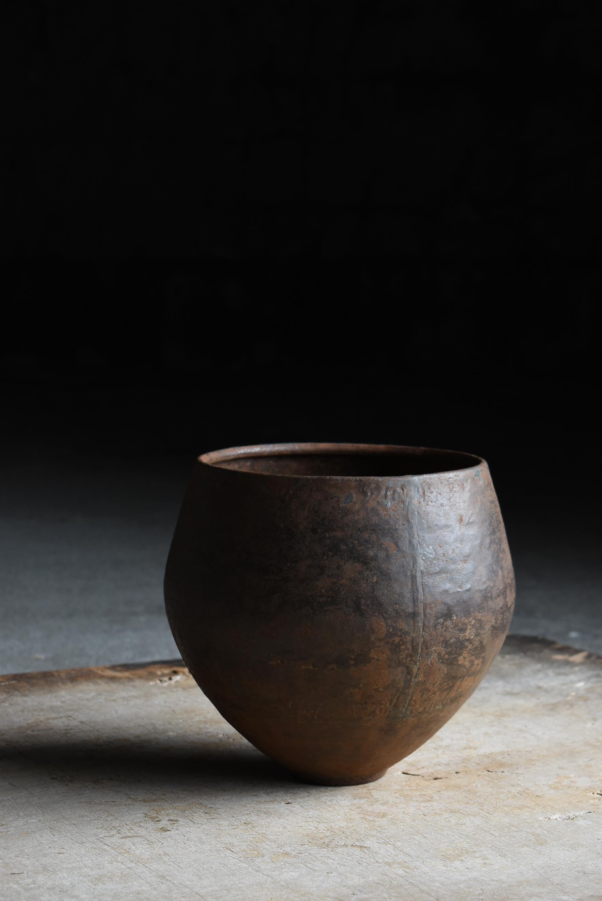 Giapponese Antico vaso di ferro giapponese degli anni 1860-1920 / Vaso di fiori in acciaio Ciotola Wabisabi in vendita