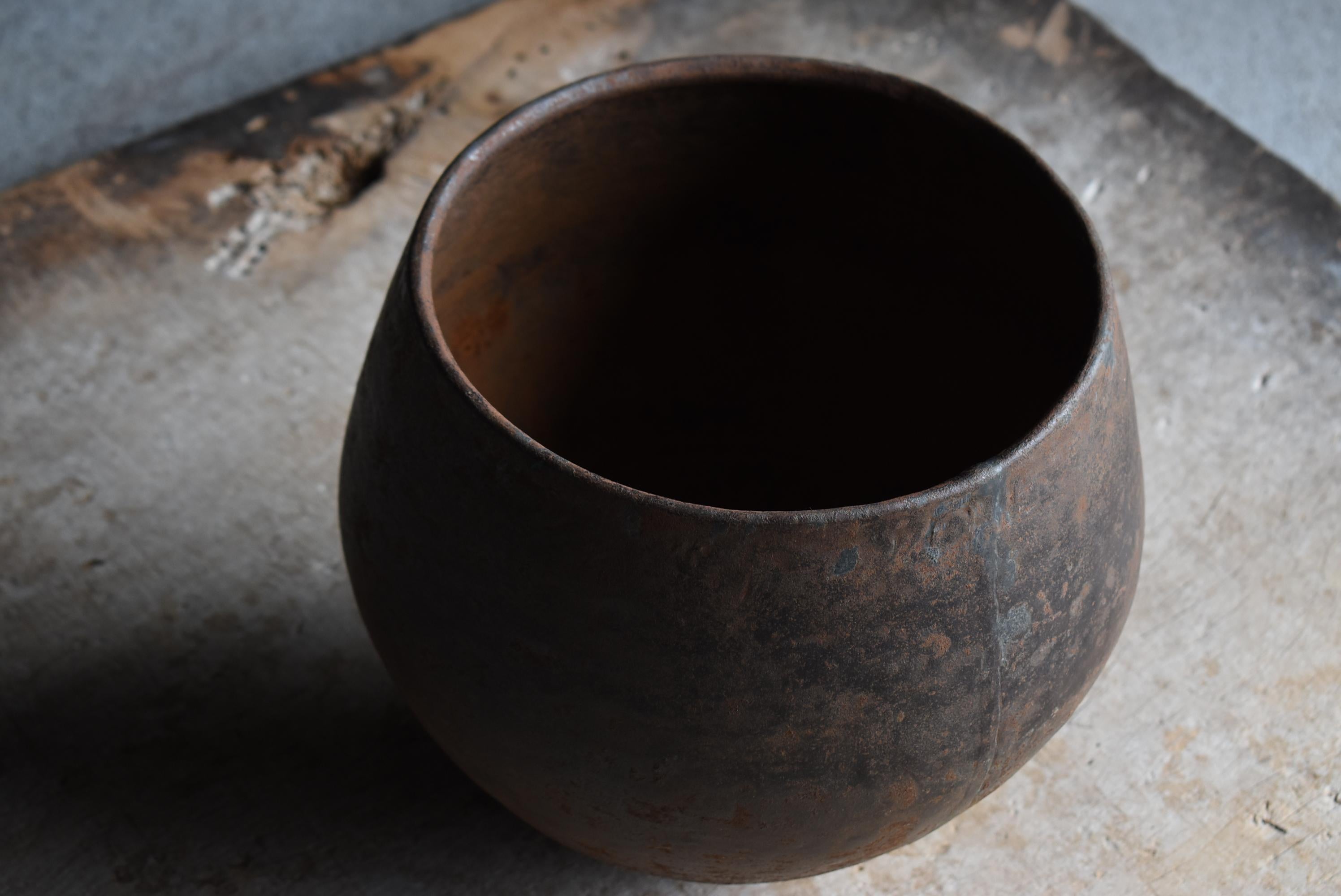 Oggetti in metallo Antico vaso di ferro giapponese degli anni 1860-1920 / Vaso di fiori in acciaio Ciotola Wabisabi in vendita