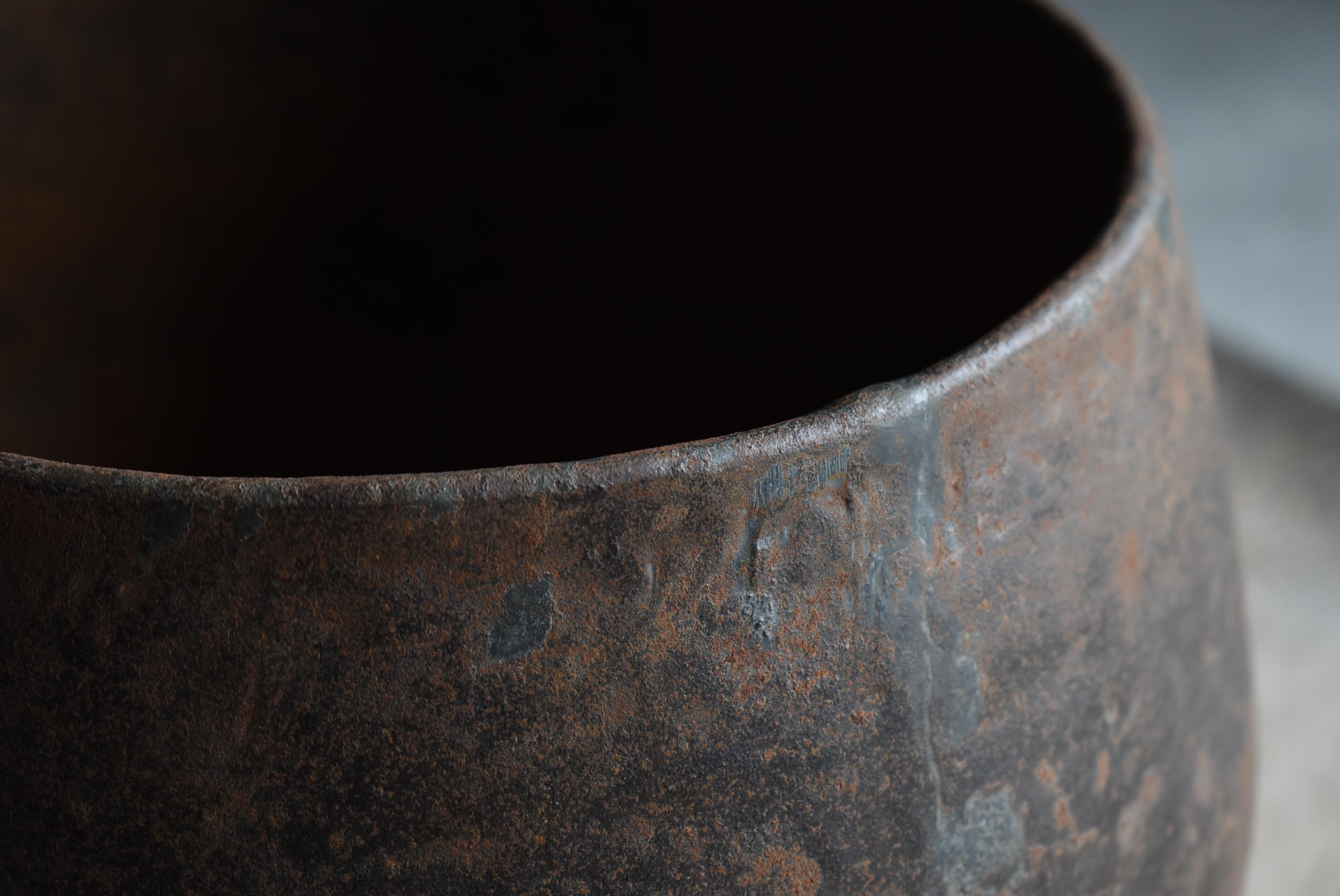 Antico vaso di ferro giapponese degli anni 1860-1920 / Vaso di fiori in acciaio Ciotola Wabisabi In condizioni buone in vendita a Chōsei District Nagara, JP