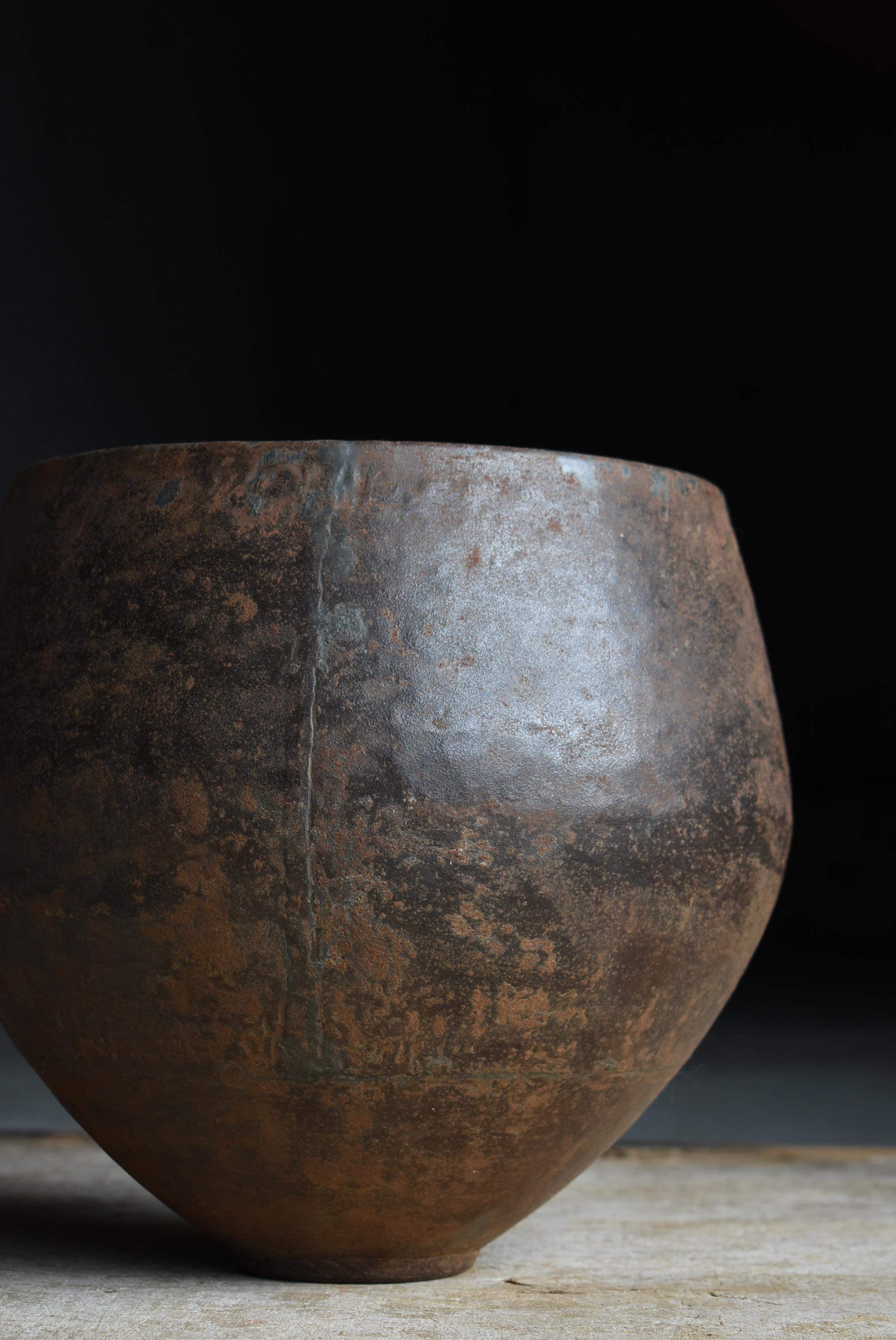 XX secolo Antico vaso di ferro giapponese degli anni 1860-1920 / Vaso di fiori in acciaio Ciotola Wabisabi in vendita