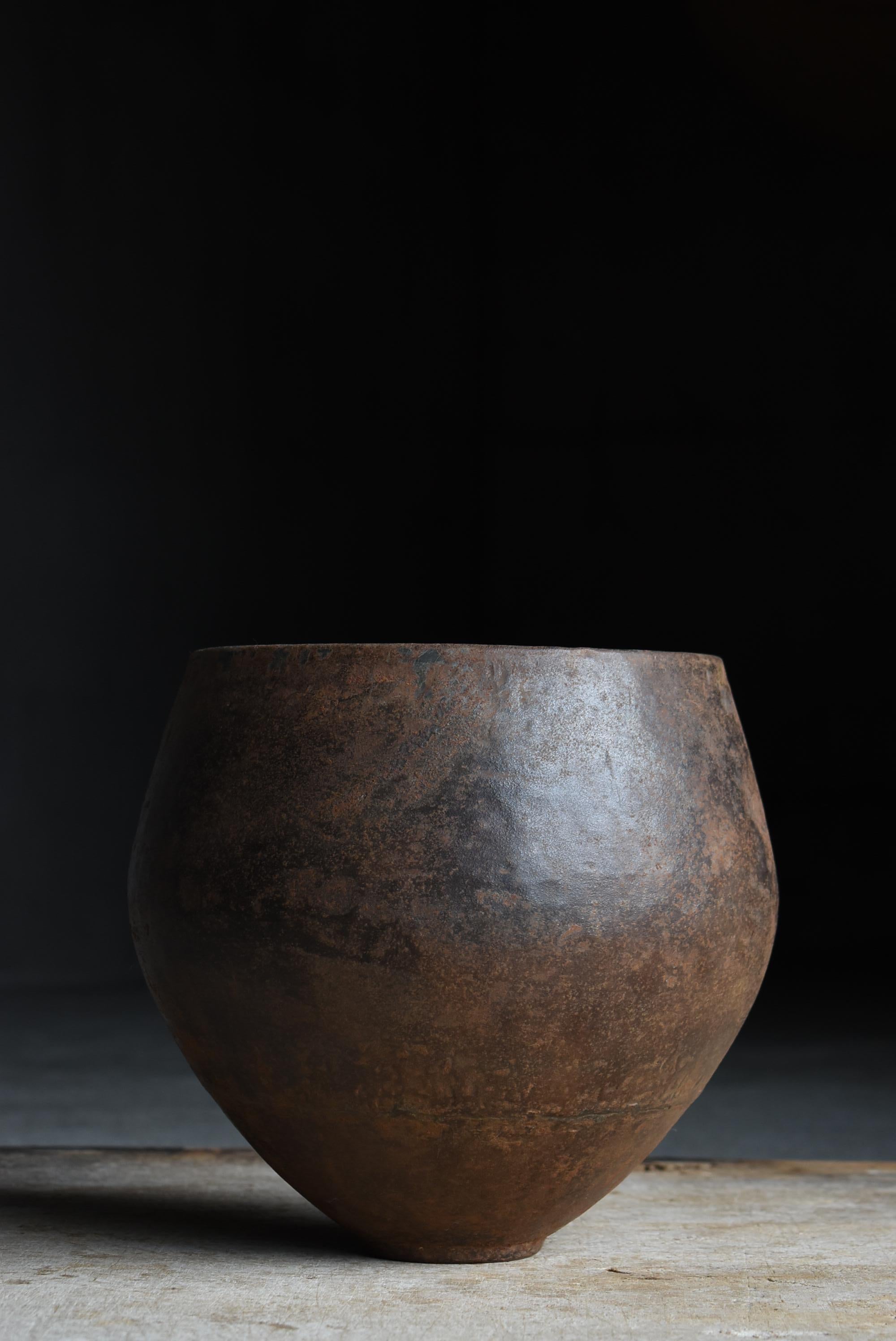 Ferro Antico vaso di ferro giapponese degli anni 1860-1920 / Vaso di fiori in acciaio Ciotola Wabisabi in vendita