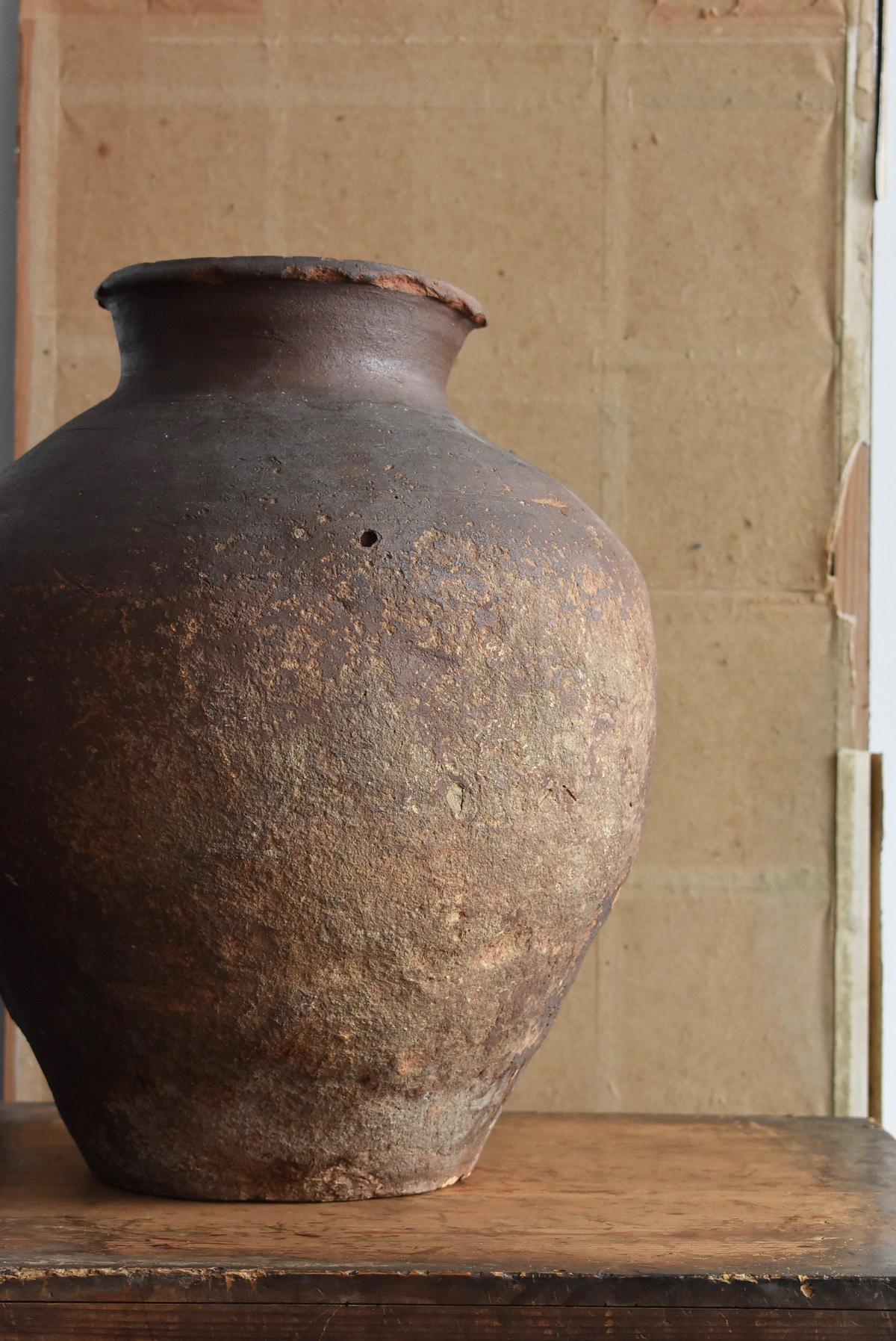 It is a very old jar in Japan.
This is a pottery called Tokoname ware.
Tokoname is a kiln located in Aichi prefecture, Japan.
It is said to have originated around the 12th century.
Also, in Japan, there are 6 kilns with a long history that are still
