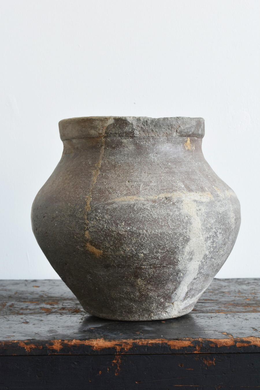 Japanese Antique Jar / 1400-1500 / Small Wabi-Sabi Pot / Vase In Good Condition For Sale In Sammu-shi, Chiba