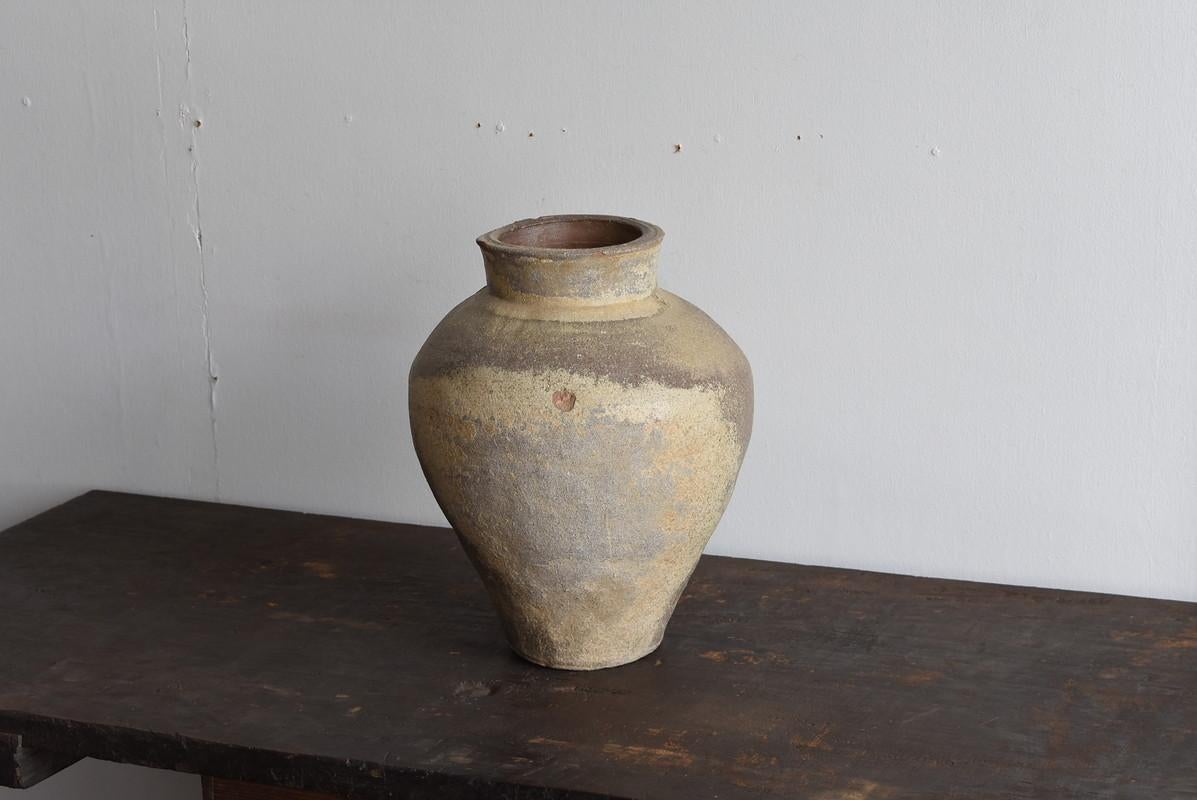 We have an aesthetic sense peculiar to Japanese people.
And we introduce the unique items that only we can do, the route of purchasing in Japan, the experience value so far, and the way that no one can imitate.

It is a very old jar in