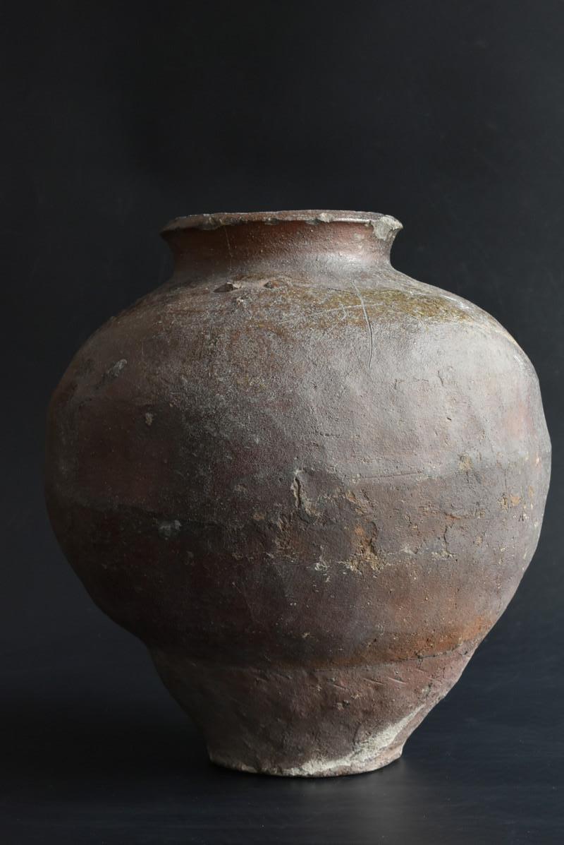 We have a unique Japanese aesthetic sense.
And only we can introduce unique items through our purchasing channels in Japan and the experience we have gained so far, in such a way that no one else can imitate.

It is a very old jar in Japan.
This