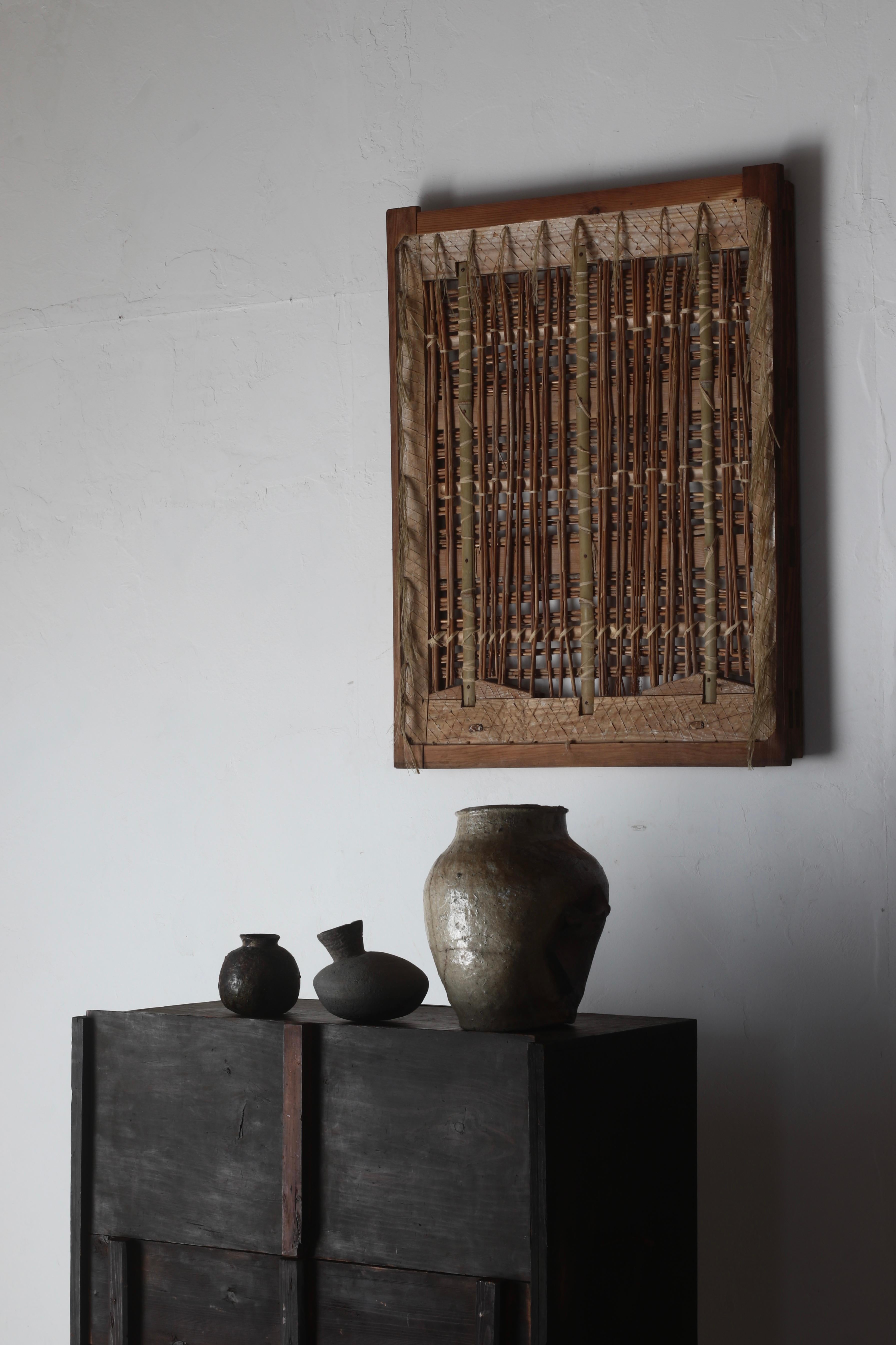 Il s'agit d'une ancienne poterie japonaise appelée Tokoname.
La glaçure couvre la moitié de la pièce, de sorte que son aspect change en fonction de l'angle sous lequel on l'observe.
Il est également unique en ce sens que les bosses et les éclats qui