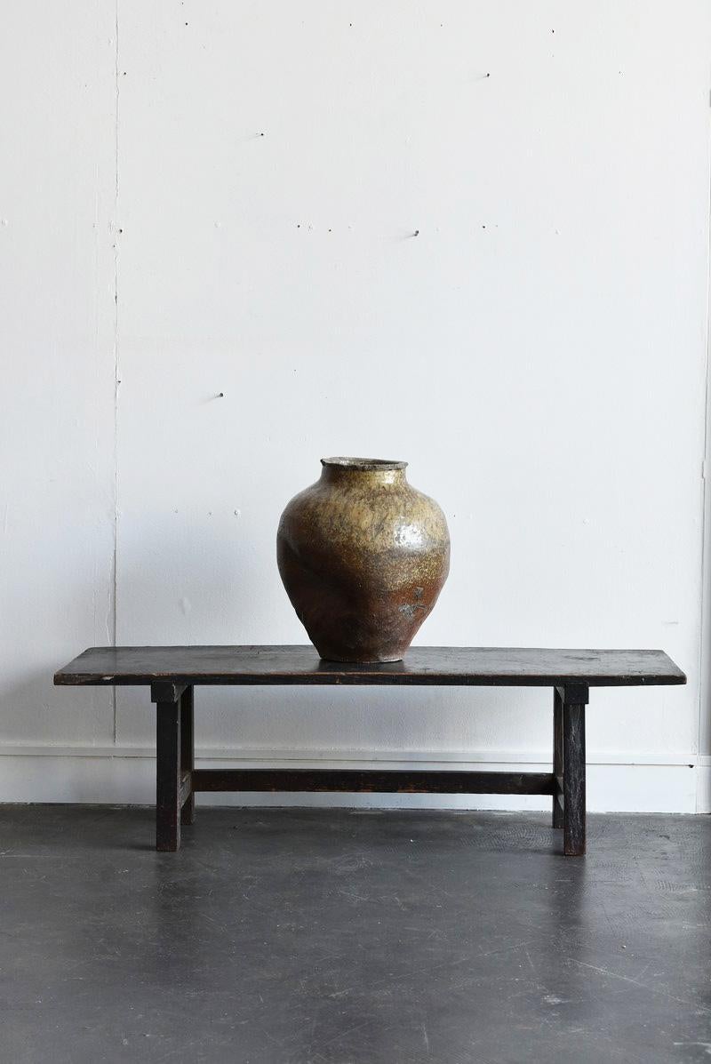 It is a very old jar in Japan.
This is a pottery called Tokoname ware.
Tokoname is a kiln located in Aichi prefecture, Japan.
It is said to have originated around the 12th century.
Also, in Japan, there are 6 kilns with a long history that are still