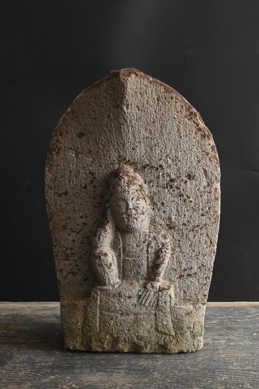 Hier wird ein Nyoirin-Kannon-Buddha aus Stein vorgestellt, der in der mittleren bis späten Edo-Zeit (ca. 1750-1850) geschaffen wurde.
Das verwendete MATERIAL ist Granit oder Andesit, und die natürliche Verwitterung des Steins erzählt leise vom Lauf