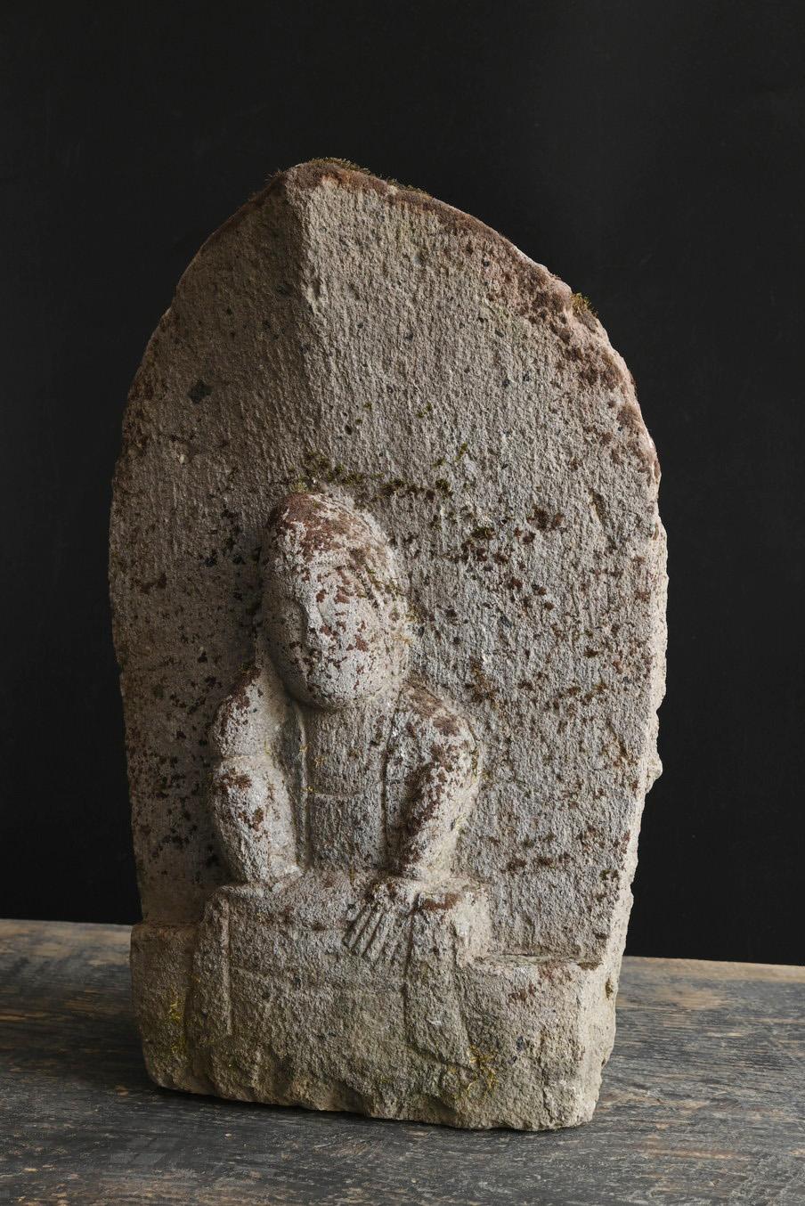 Japanische antike Kannon-Steinstatue/Edo-Periode des 18. bis 19. Jahrhunderts (Handgeschnitzt) im Angebot