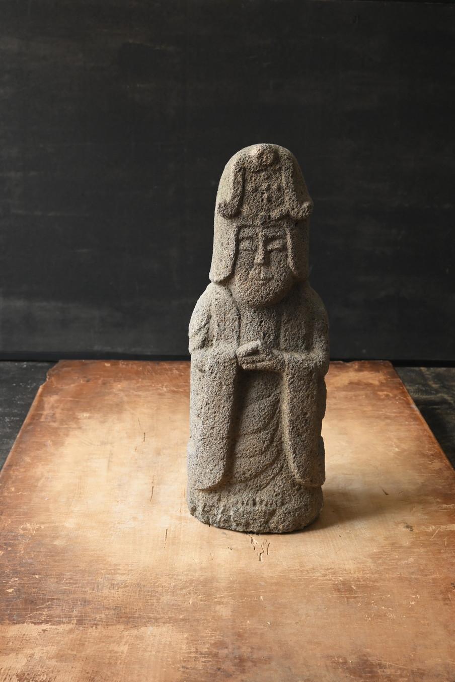 Si tratta di una statua in pietra di Kannon Bosatsu (il Bodhisattva della Compassione), che si ritiene sia stata realizzata in Giappone durante la metà o la fine del periodo Edo (dalla fine del XVIII secolo in poi). Il materiale è probabilmente un