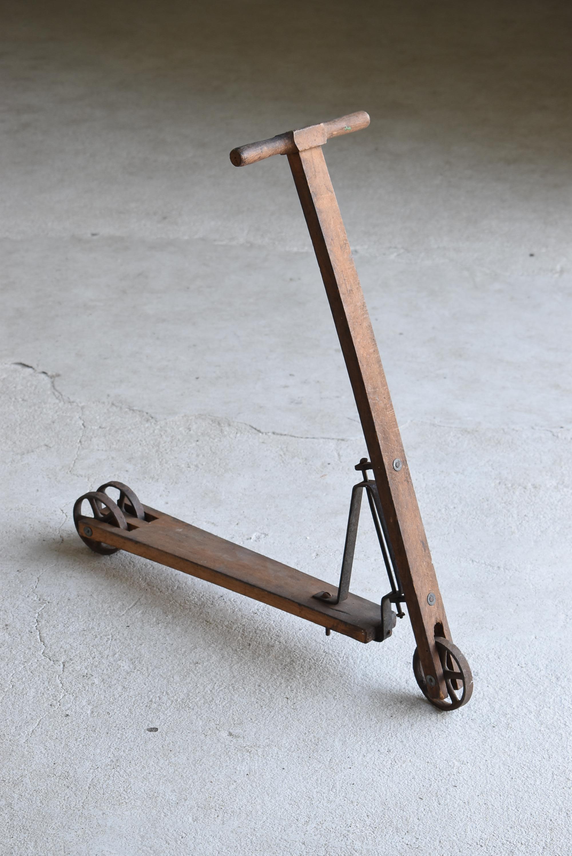 This is an old Japanese kick scooter.
It is from the early Showa period. (1900s-1920s).
It is made of wood and iron.

It has been carefully used for many years and remains here today.
This is a miracle.

Please enjoy it as an object of art.
We