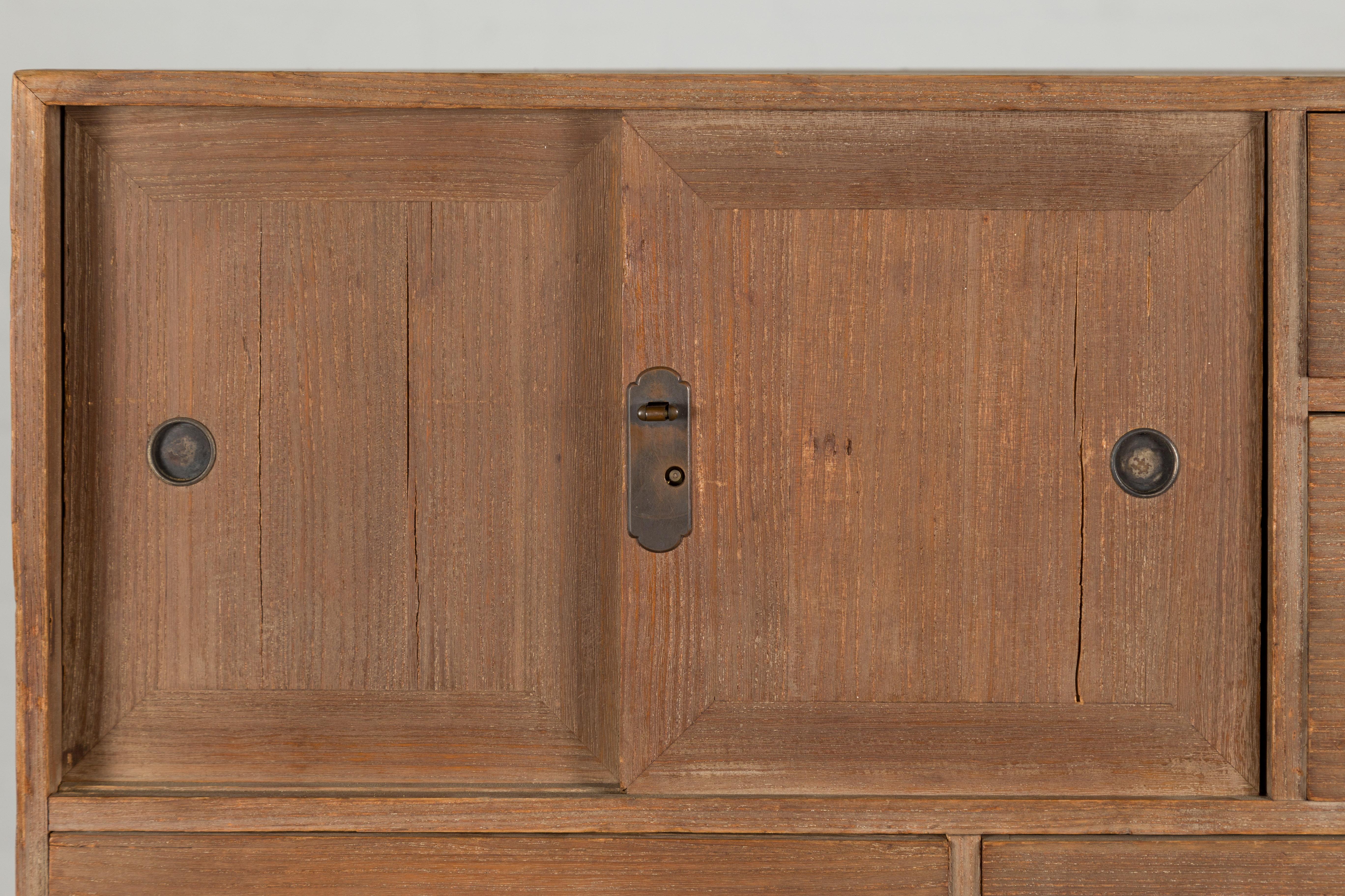 Coffre japonais ancien en bois Kiri miniature Tansu avec portes et tiroirs coulissants 3