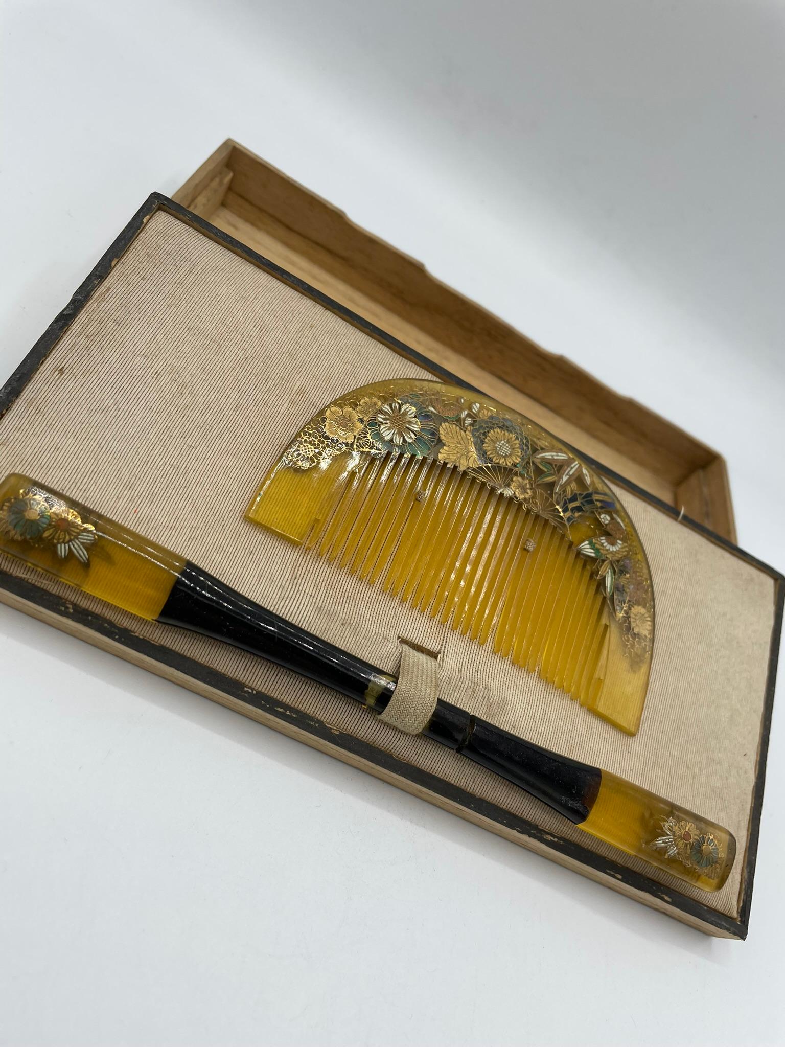This is a Japanese comb and Kanzashi with a box.
Kanzashi is a hair ornament used in traditional Japanese hairstyles. 
These hair ornaments are made in about 1920s in Taisho era.

Two-piece stick-shaped kanzashi featuring a design on each end,