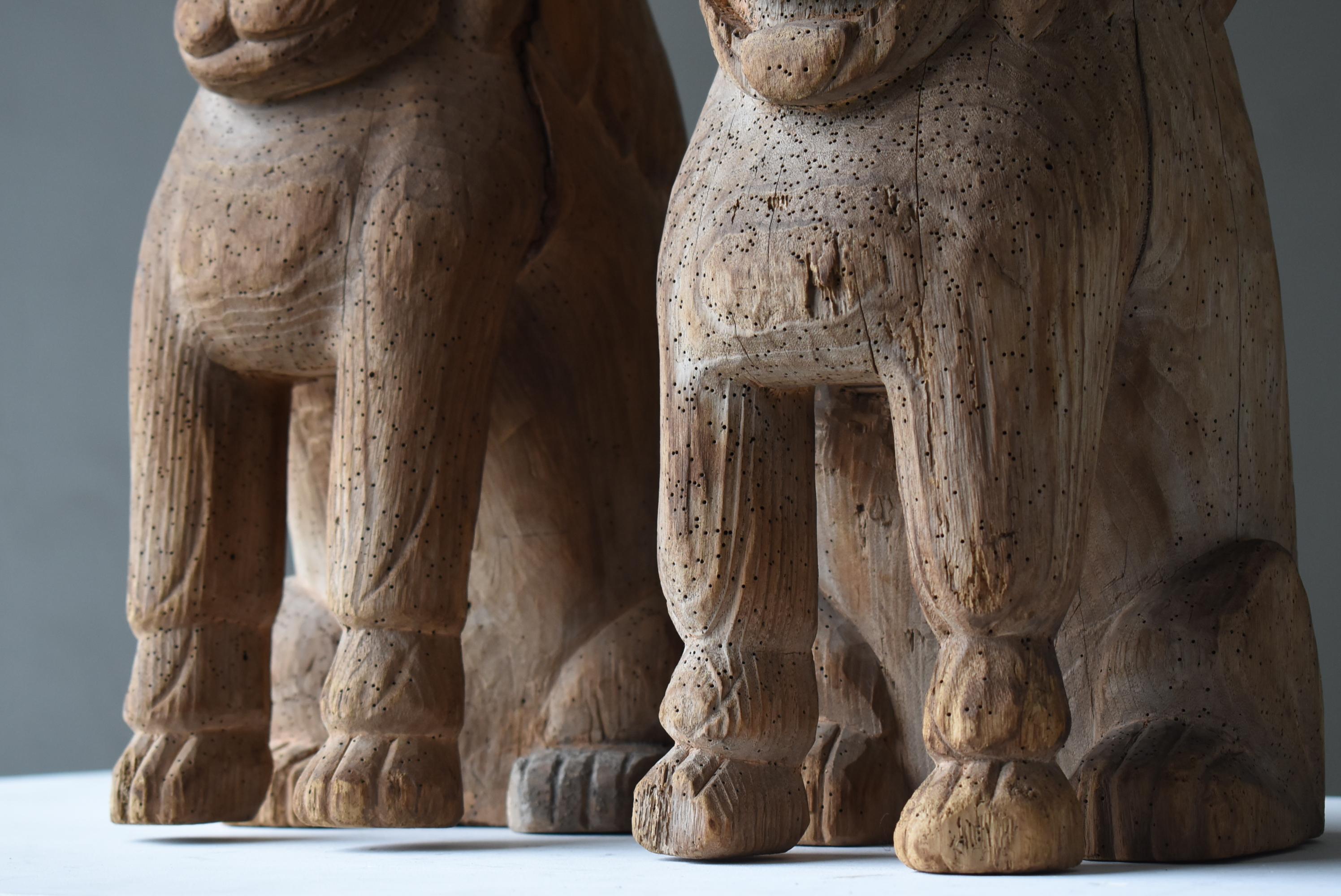 Japanische antike „KOMAINU“-Schrein-Wächter-Hundestatuen 1600er-1700er Jahre / Wabisabi  im Zustand „Gut“ im Angebot in Sammu-shi, Chiba