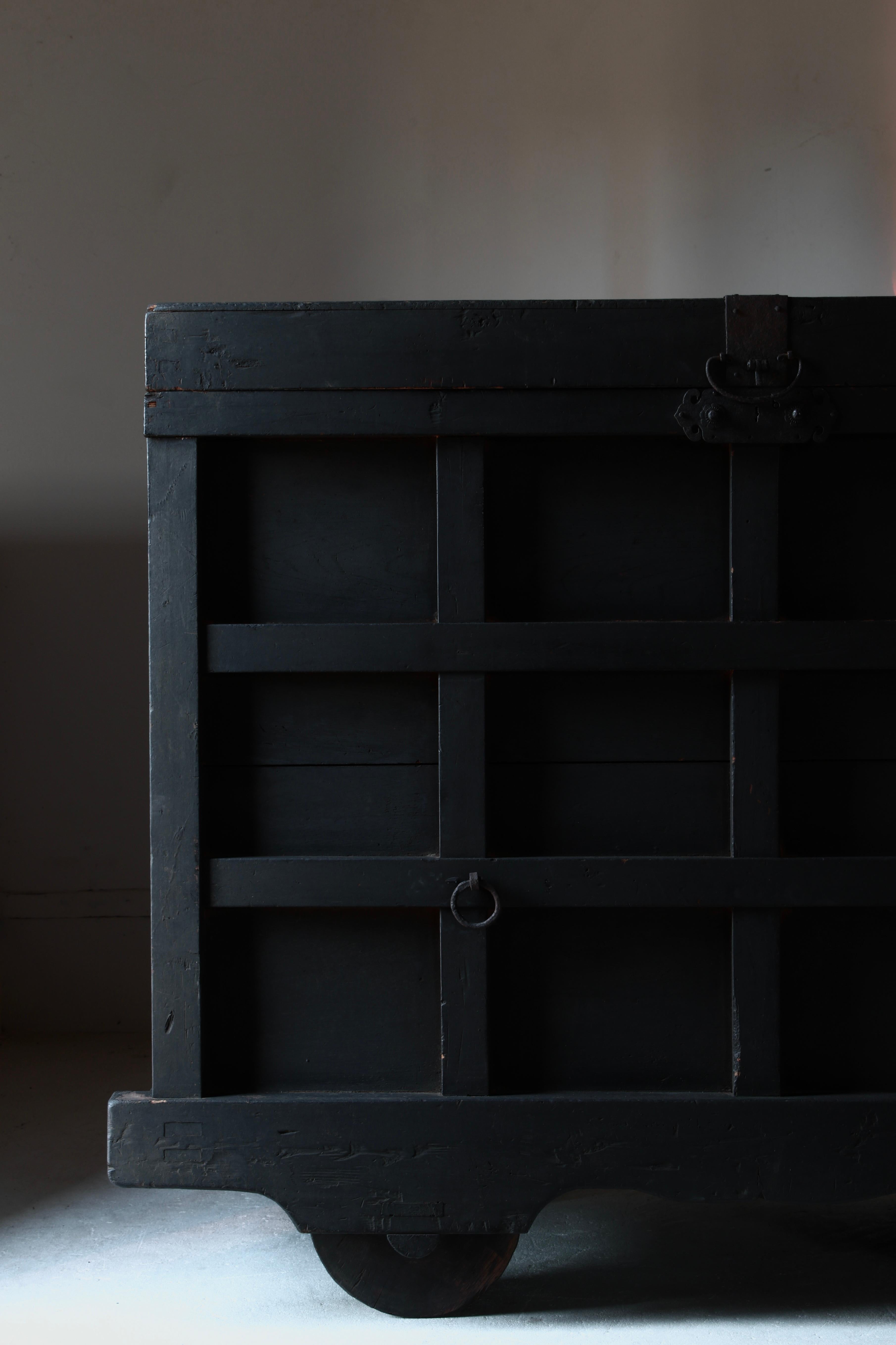 Antico Kuruma Nagamochi giapponese / Credenza / 1800-1860 Wabi-sabi in vendita 4