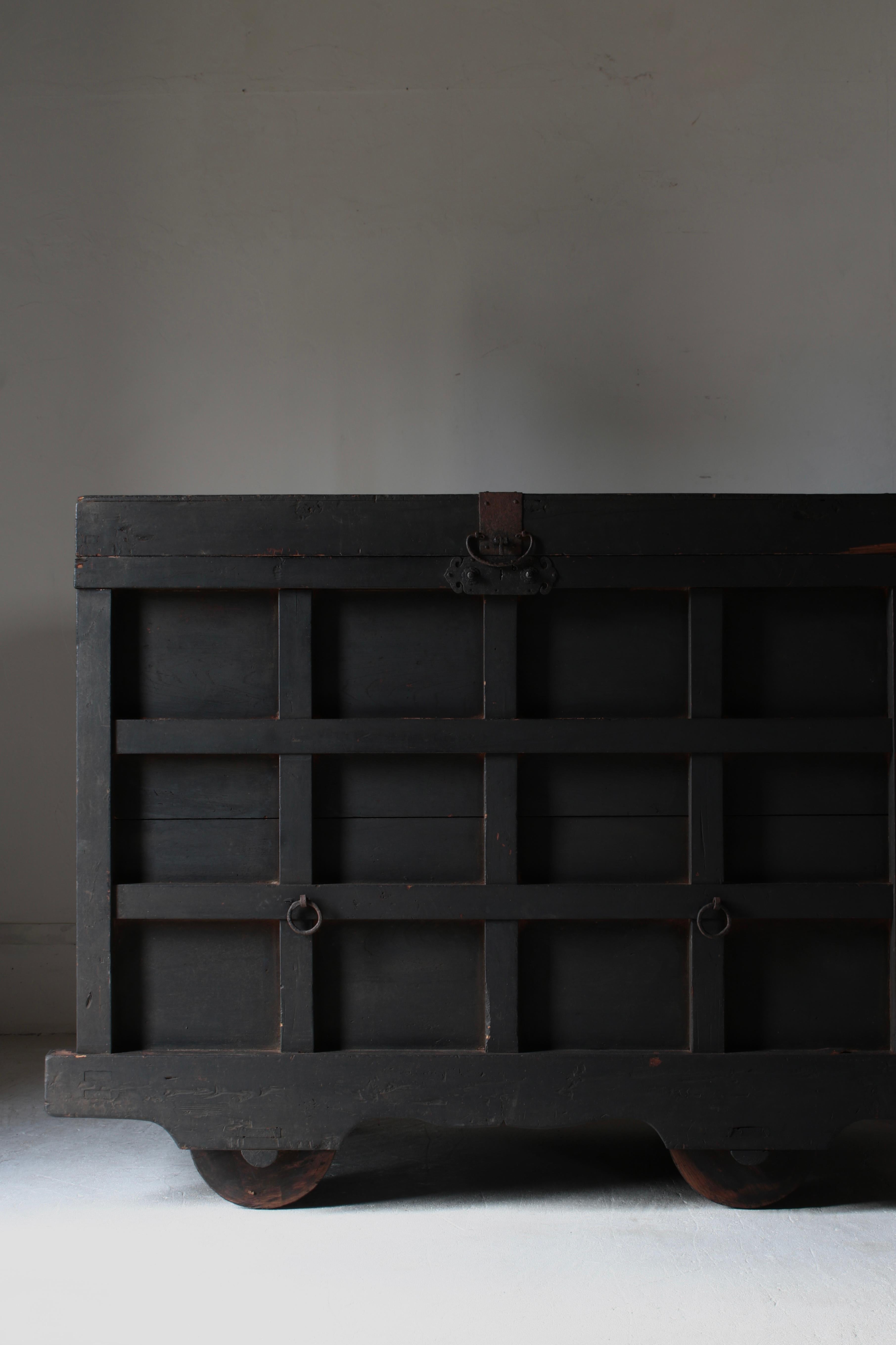 Edo Antico Kuruma Nagamochi giapponese / Credenza / 1800-1860 Wabi-sabi in vendita