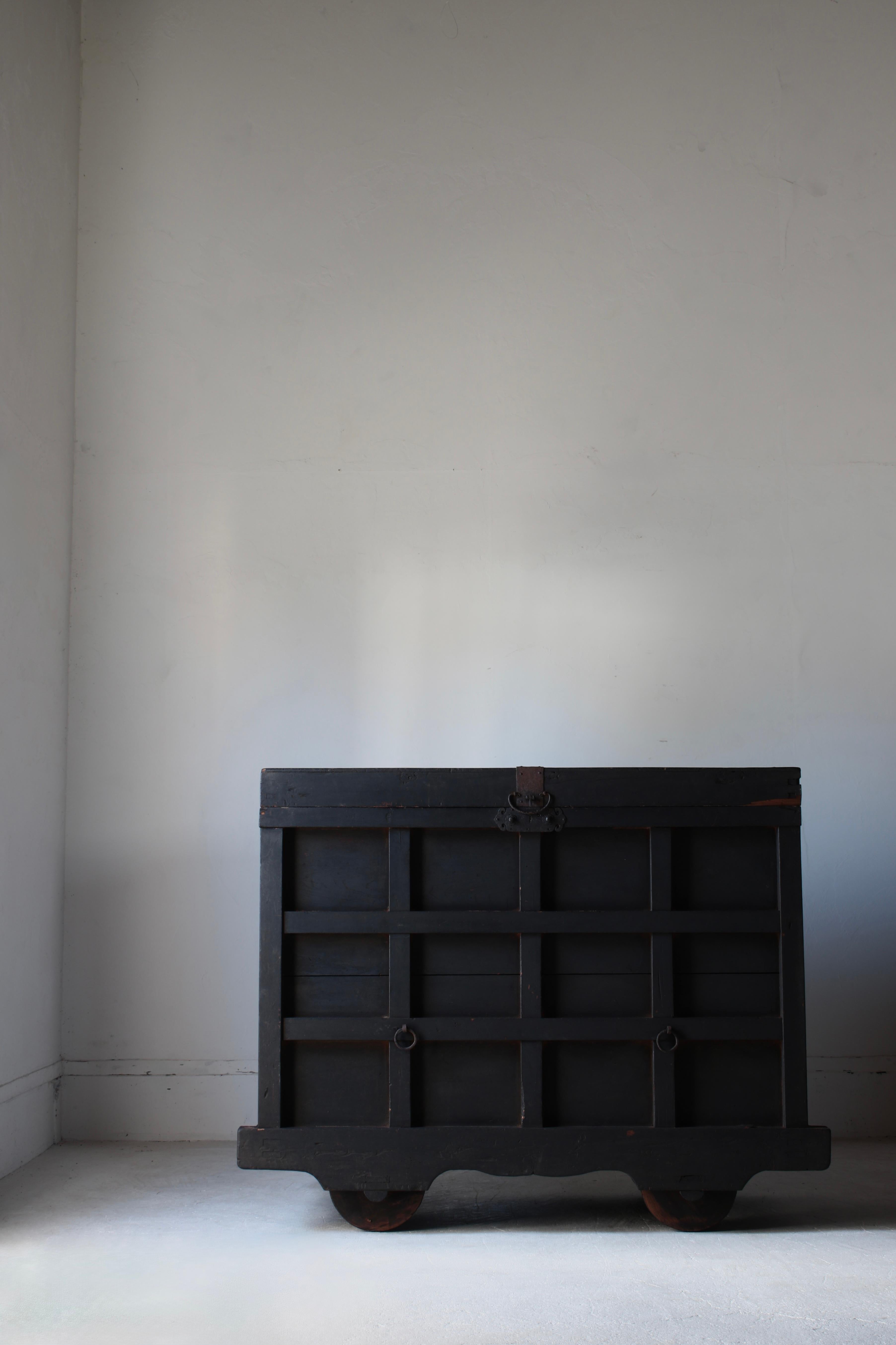 Lacca giapponese Antico Kuruma Nagamochi giapponese / Credenza / 1800-1860 Wabi-sabi in vendita