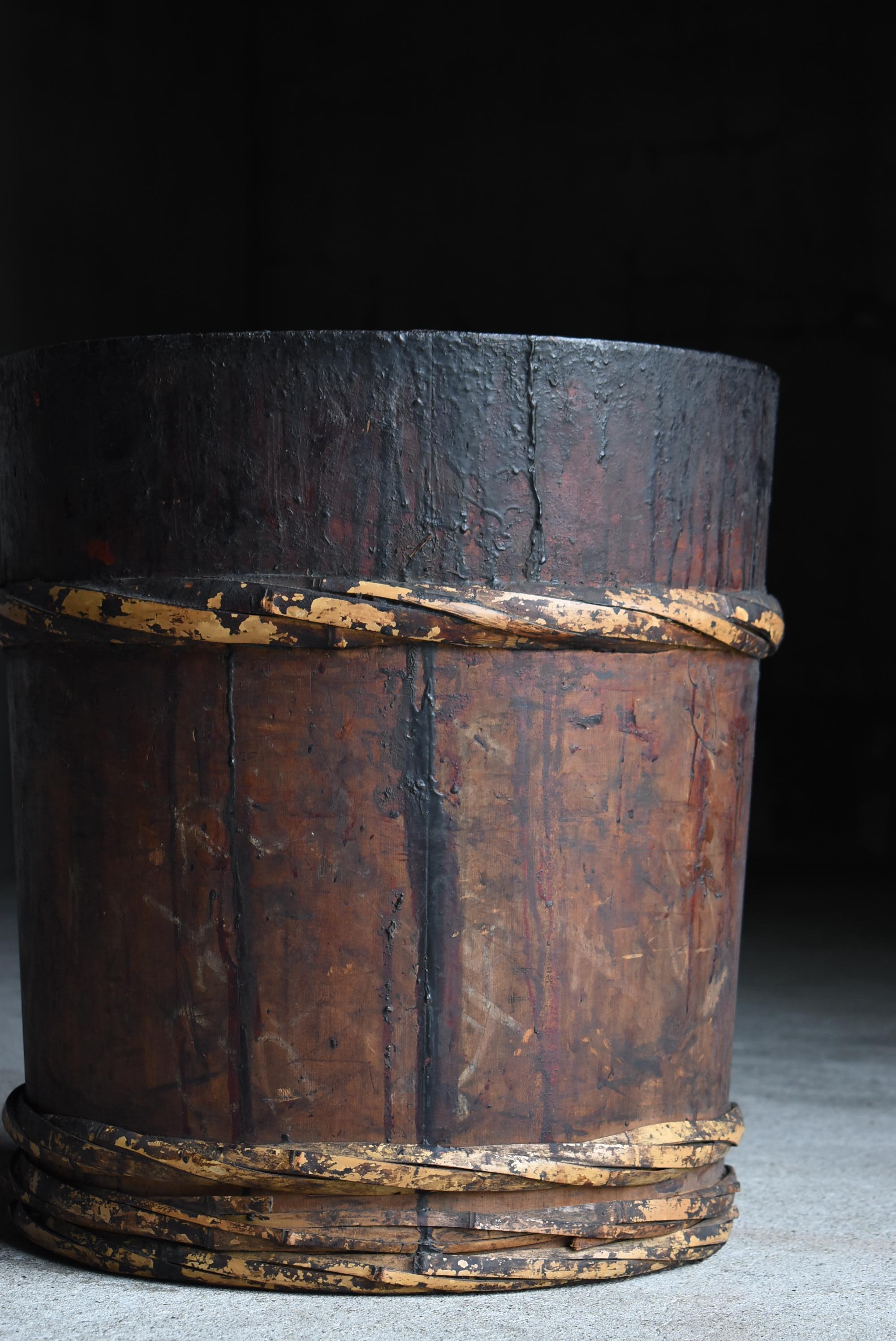 Bambou Seau japonais ancien en laque 1860s-1920s / Couvercle de pot de fleurs Wabisabi en vente