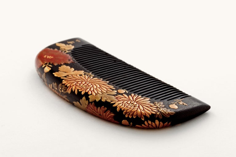 Japanese Antique Lacquer Hair Comb with Flowers in Gold Maki 