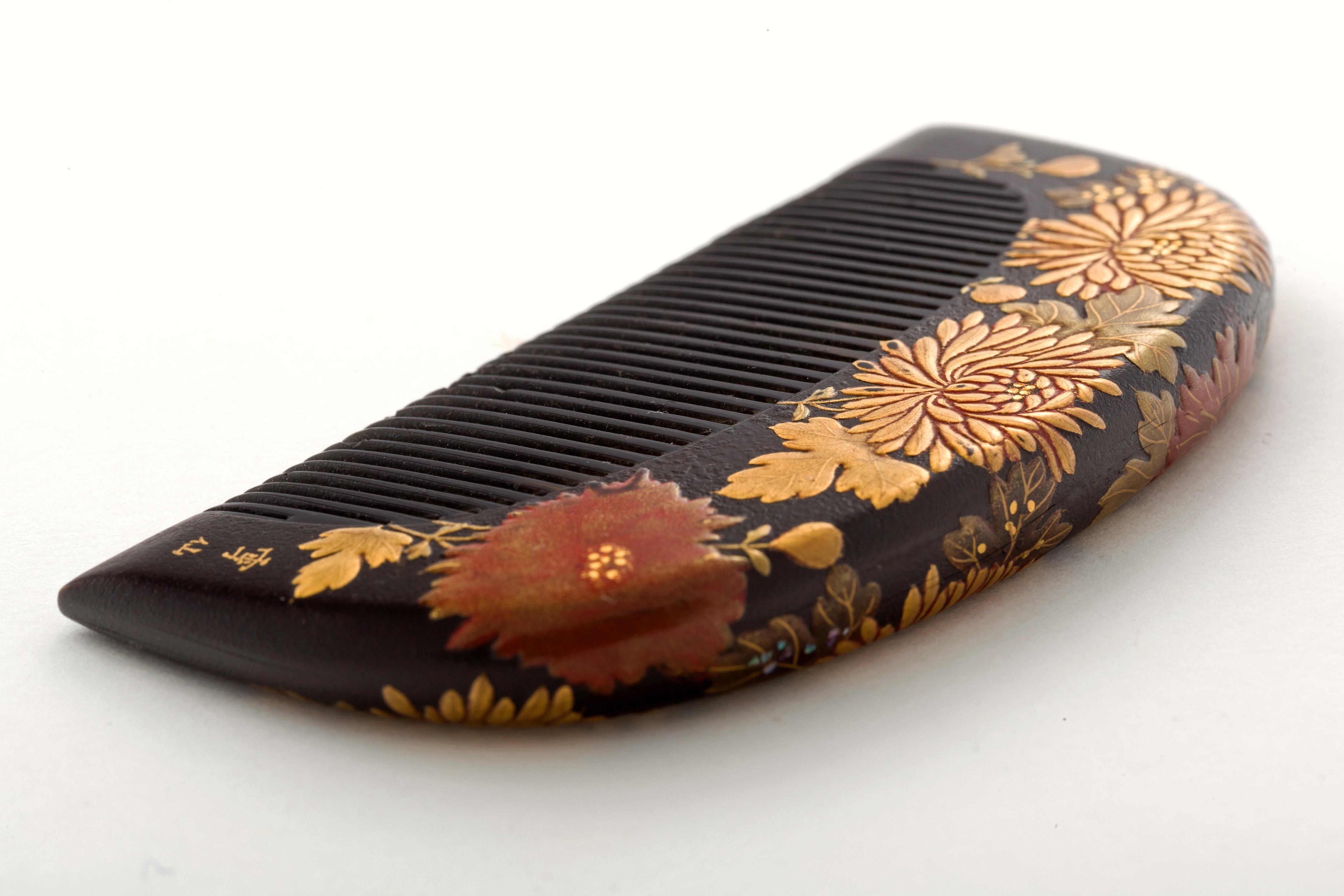 Japanischer antiker japanischer Lack-Haarkamm mit Blumen in Gold Maki-e (Vergoldetes Holz) im Angebot