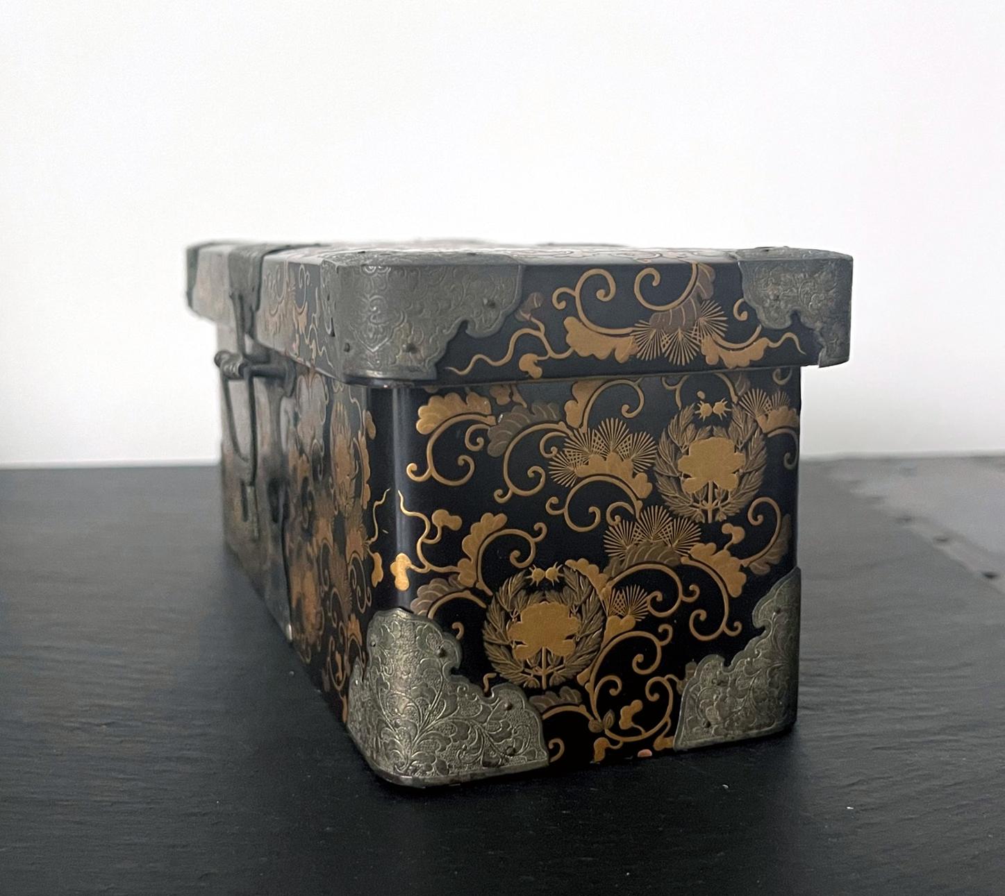 Hasami-Bako en miniatura japonés antiguo lacado Maki-E con monturas de cobre Japonés en venta