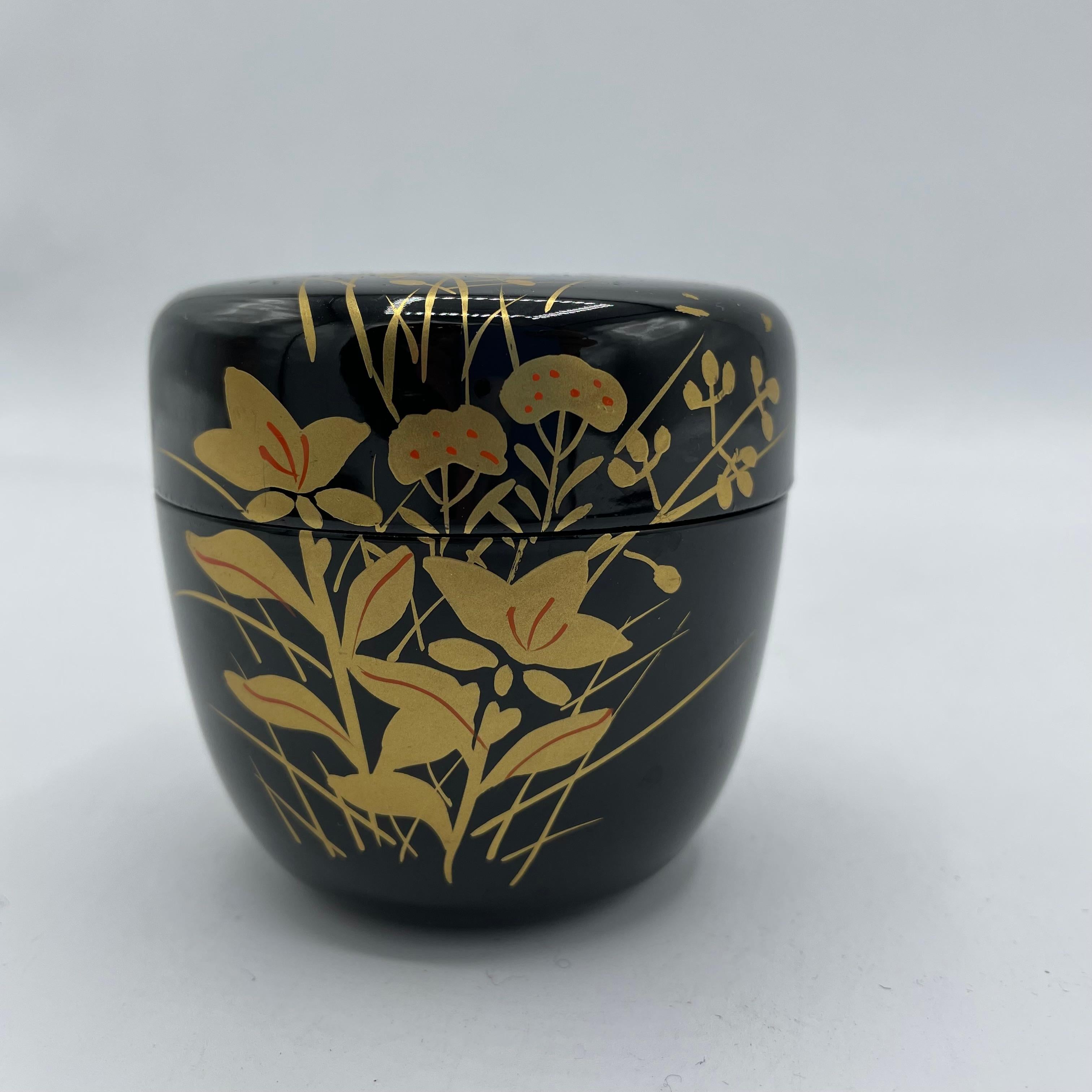 This is a box for the matcha powder using while tea ceremony in Japan.
It is called 'Natsume'. It is made with wood. The design is some automne flowers and it is all hand painted. The material is with wood and lacquer.
This natsume was made in Japan