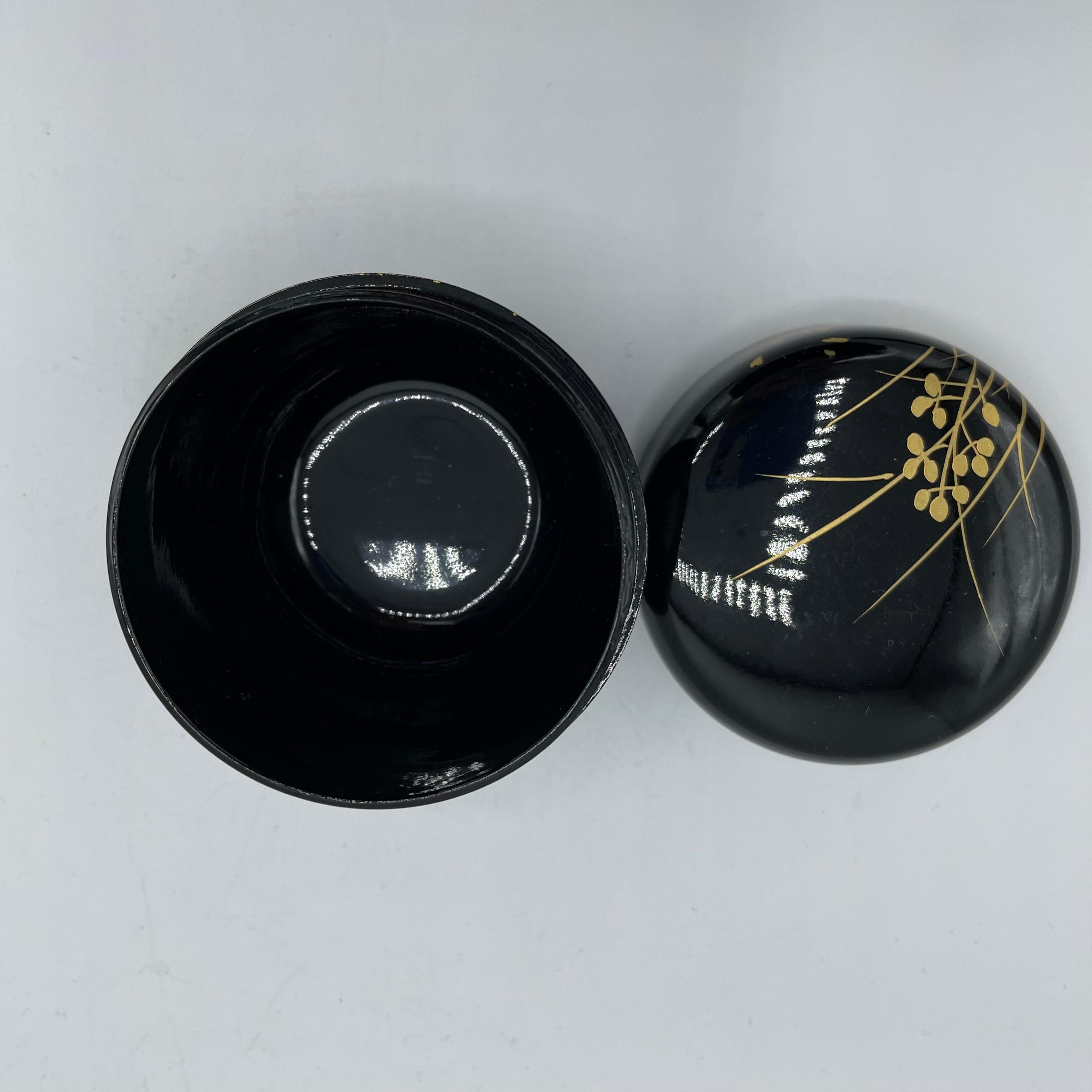 Japanese Antique Lacquer Natsume (box for matcha powder) Automne Flowers 1980s In Fair Condition For Sale In Paris, FR