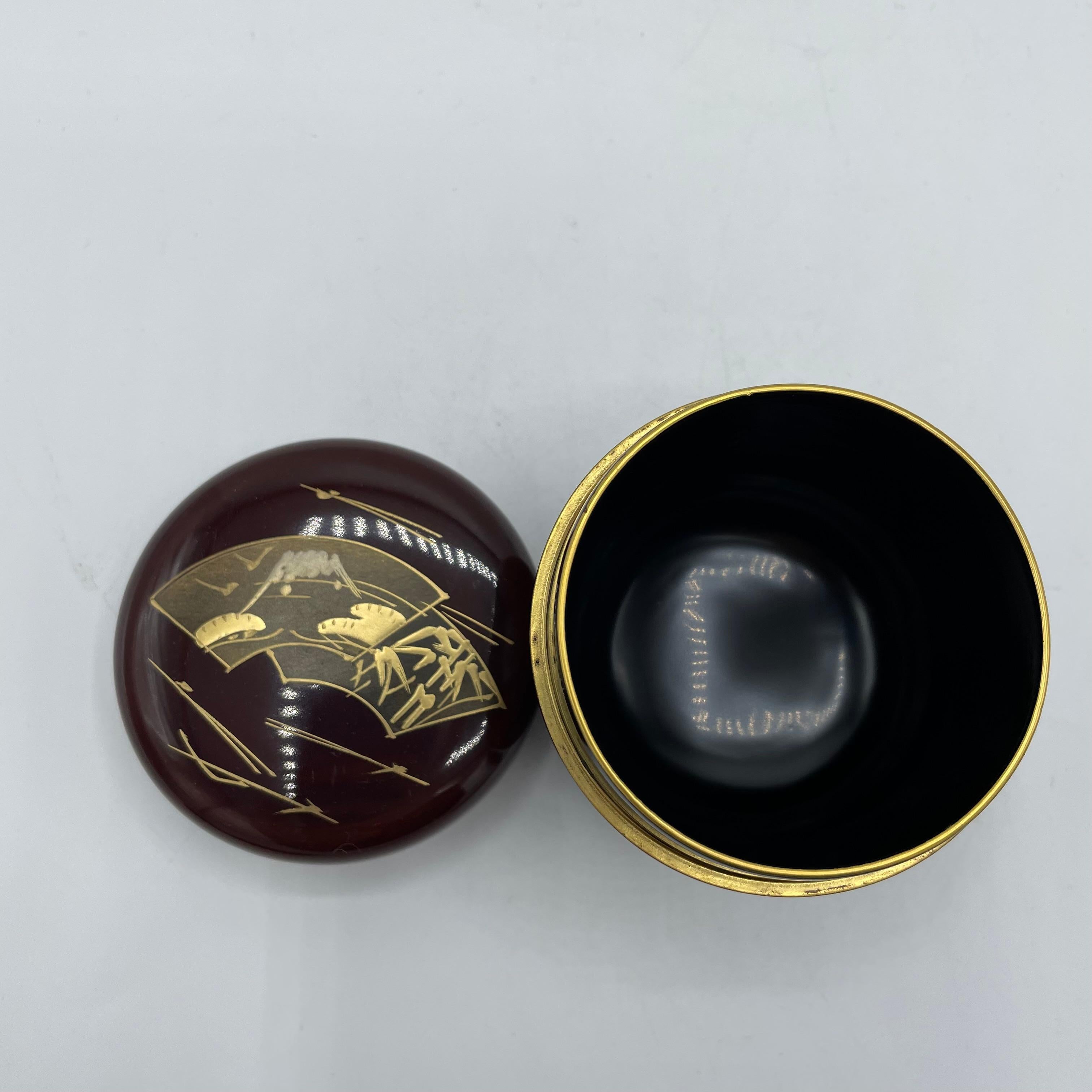 Japanese Antique Lacquer Natsume (box for matcha powder) Mt.Fuji and Fans 1980s In Fair Condition In Paris, FR