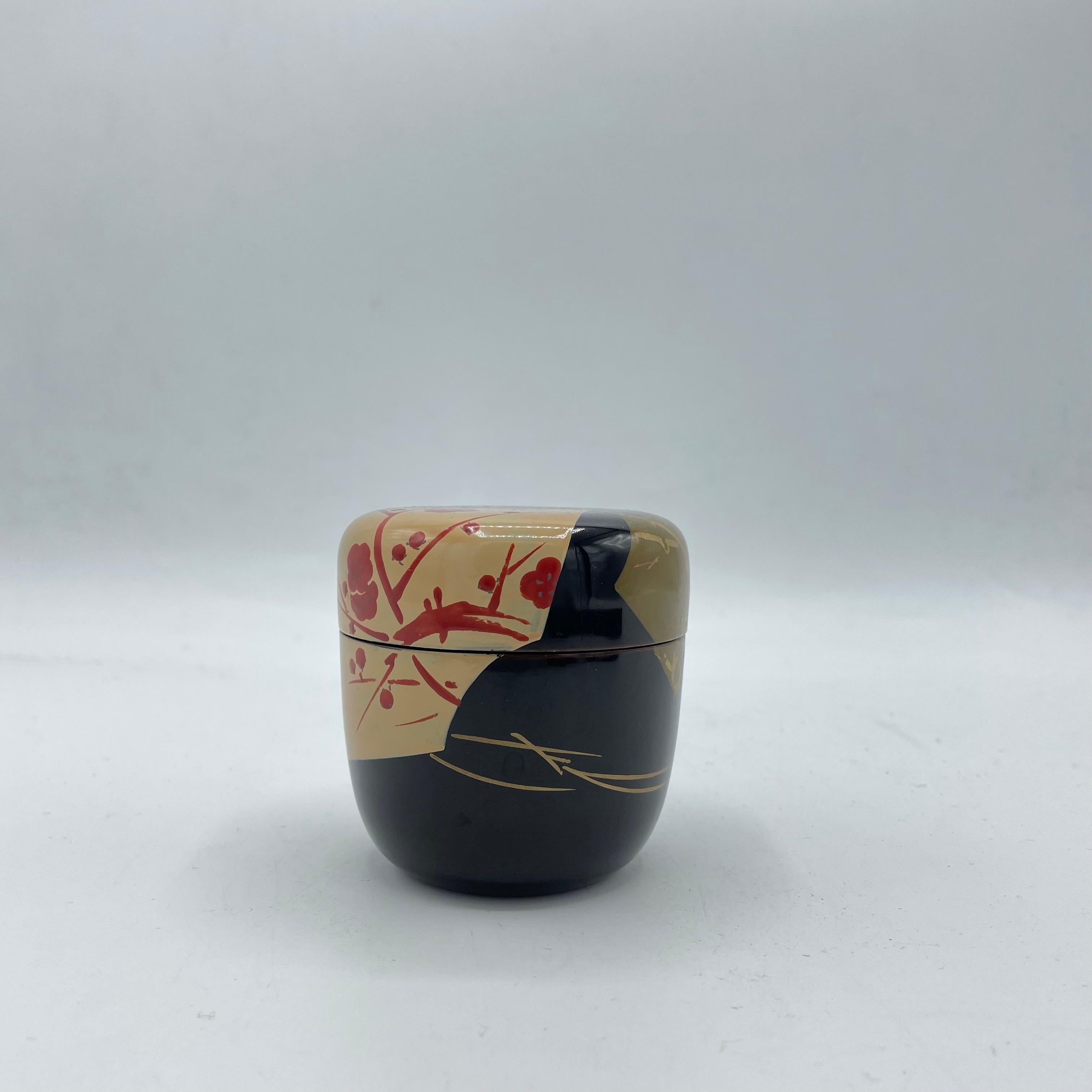 Se trata de una caja para el polvo de matcha que se utiliza durante la ceremonia del té en Japón.
Se llama 